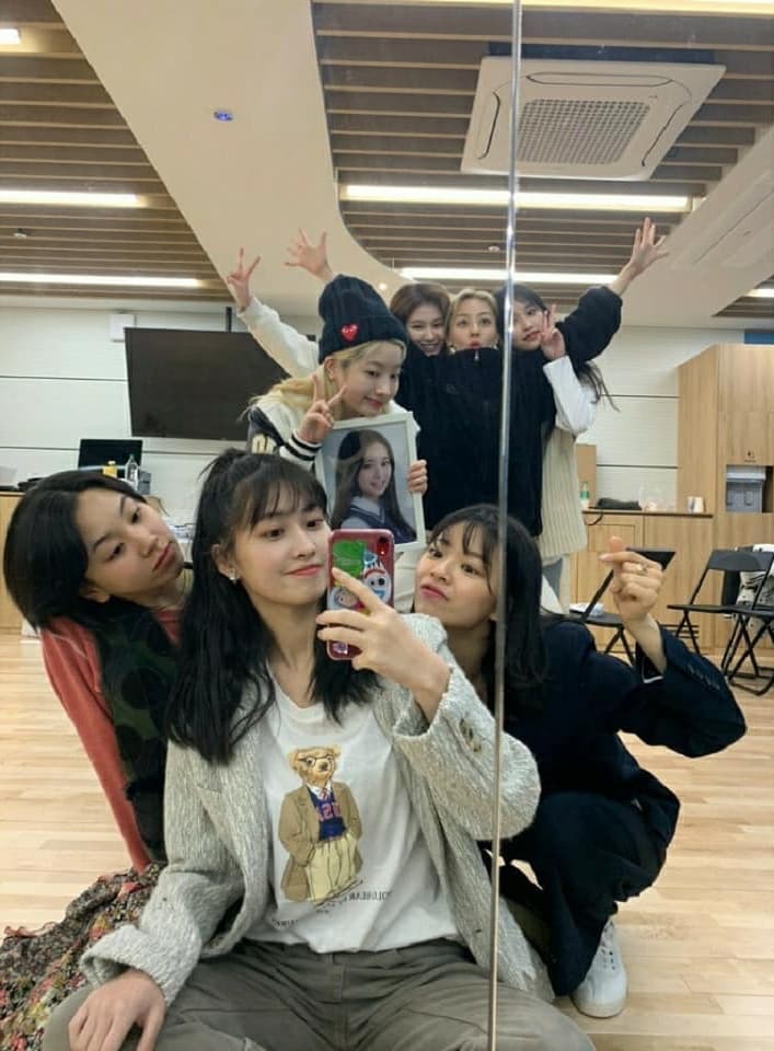 TWICE成員開直播，因為子瑜不在還特地放了她的照片。（翻攝TWICE IG）