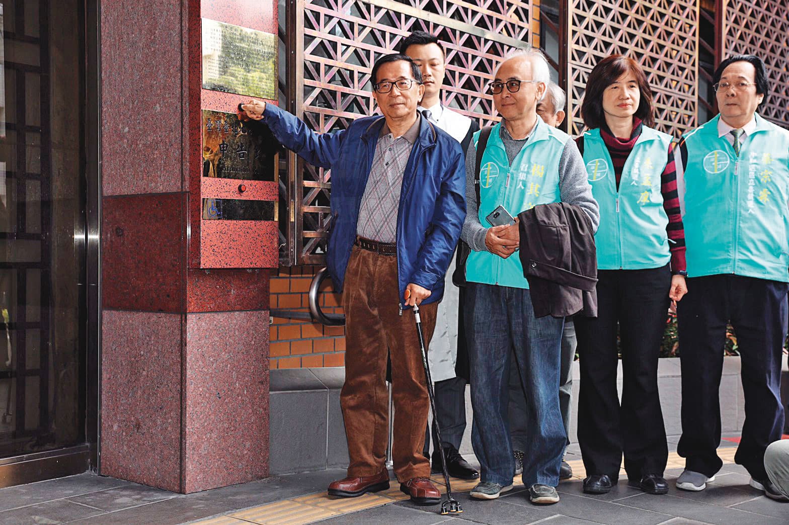 陳水扁（左）目前仍有國務機要費等5大案尚未審理完畢。圖為扁今年1月到台北地檢署控告前總統馬英九、高雄市長韓國瑜誹謗。