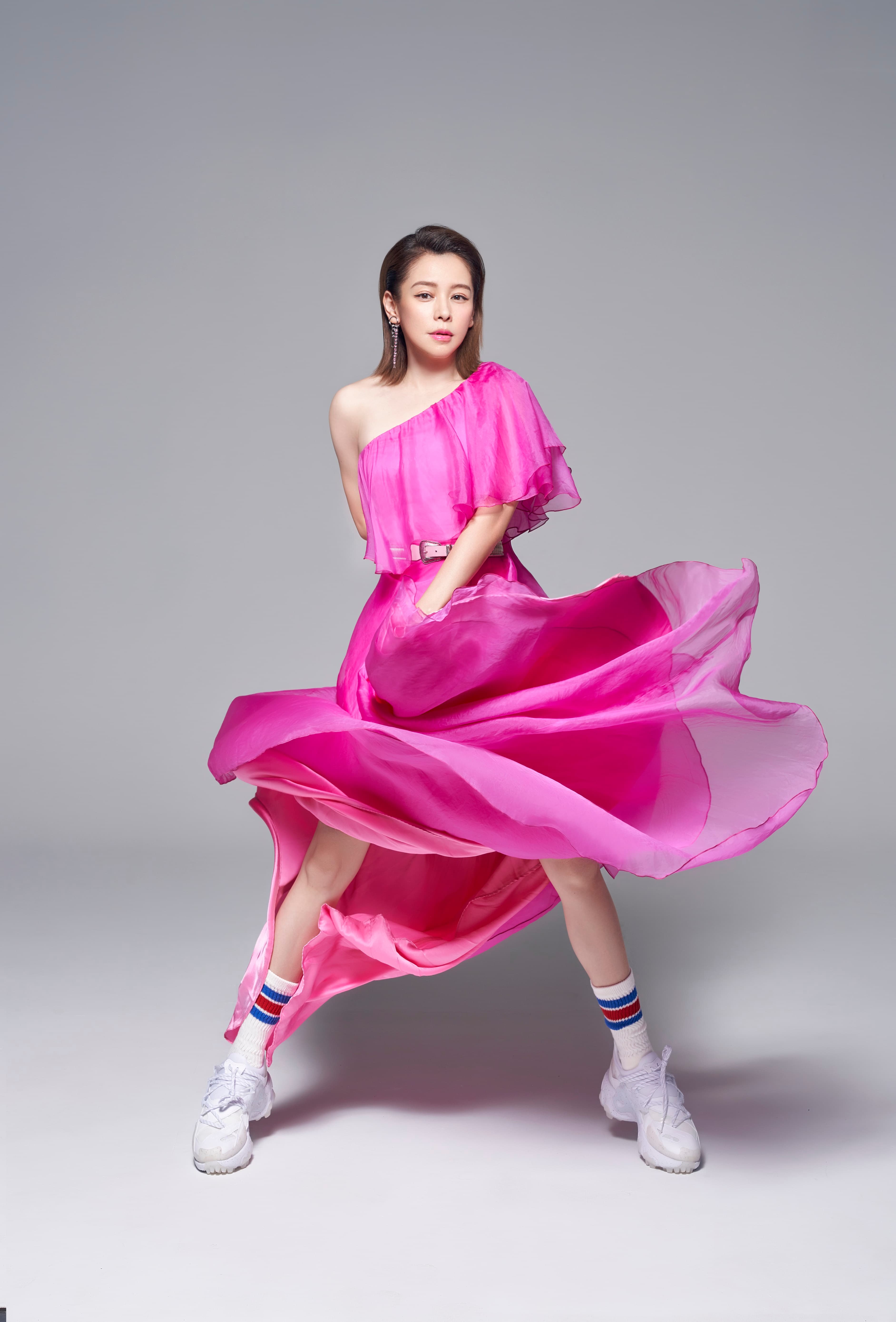 Vivian徐若瑄推出寫給已逝父親的台語單曲〈別人的〉。（索尼音樂提供）
