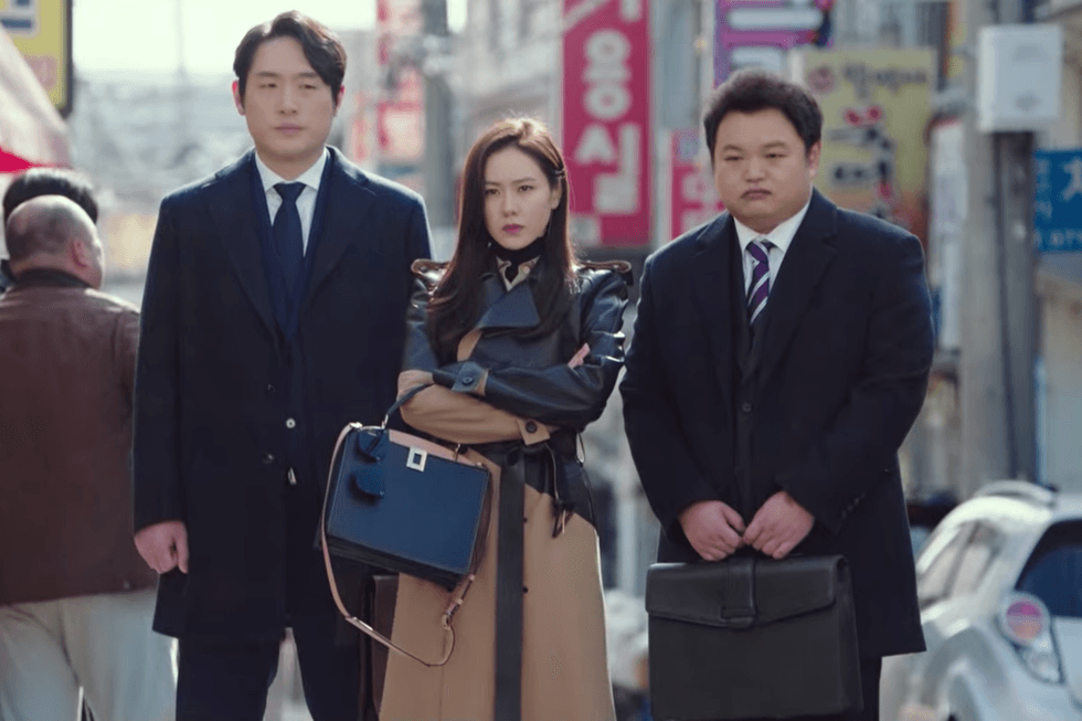 孫藝珍穿著Bottega Veneta皮革拼接風衣找上黑道談判，超有霸氣女強人氣勢。（翻攝自網路）