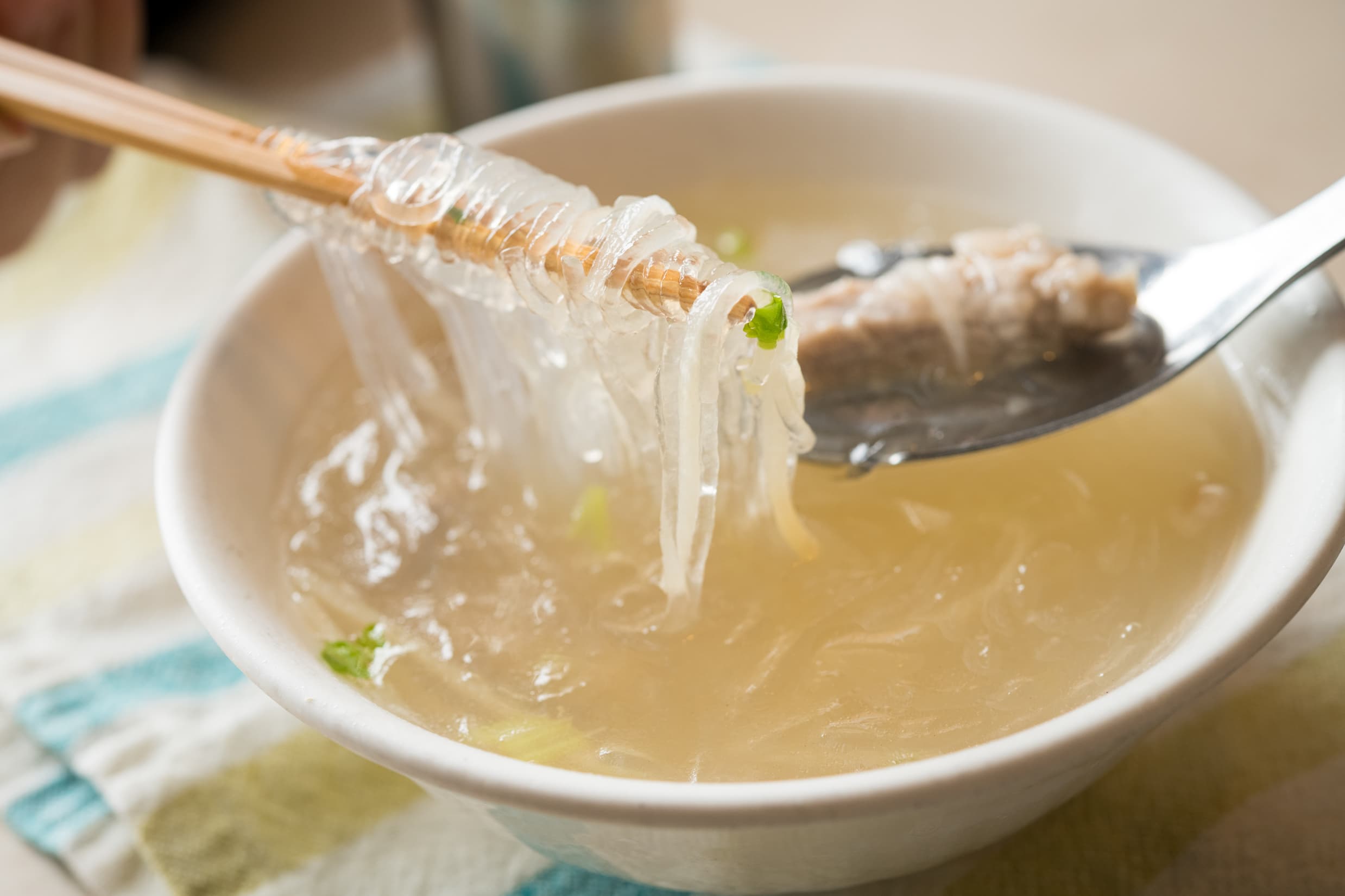 「冬粉湯」配上肉羹，風味清爽。（30元／份）
