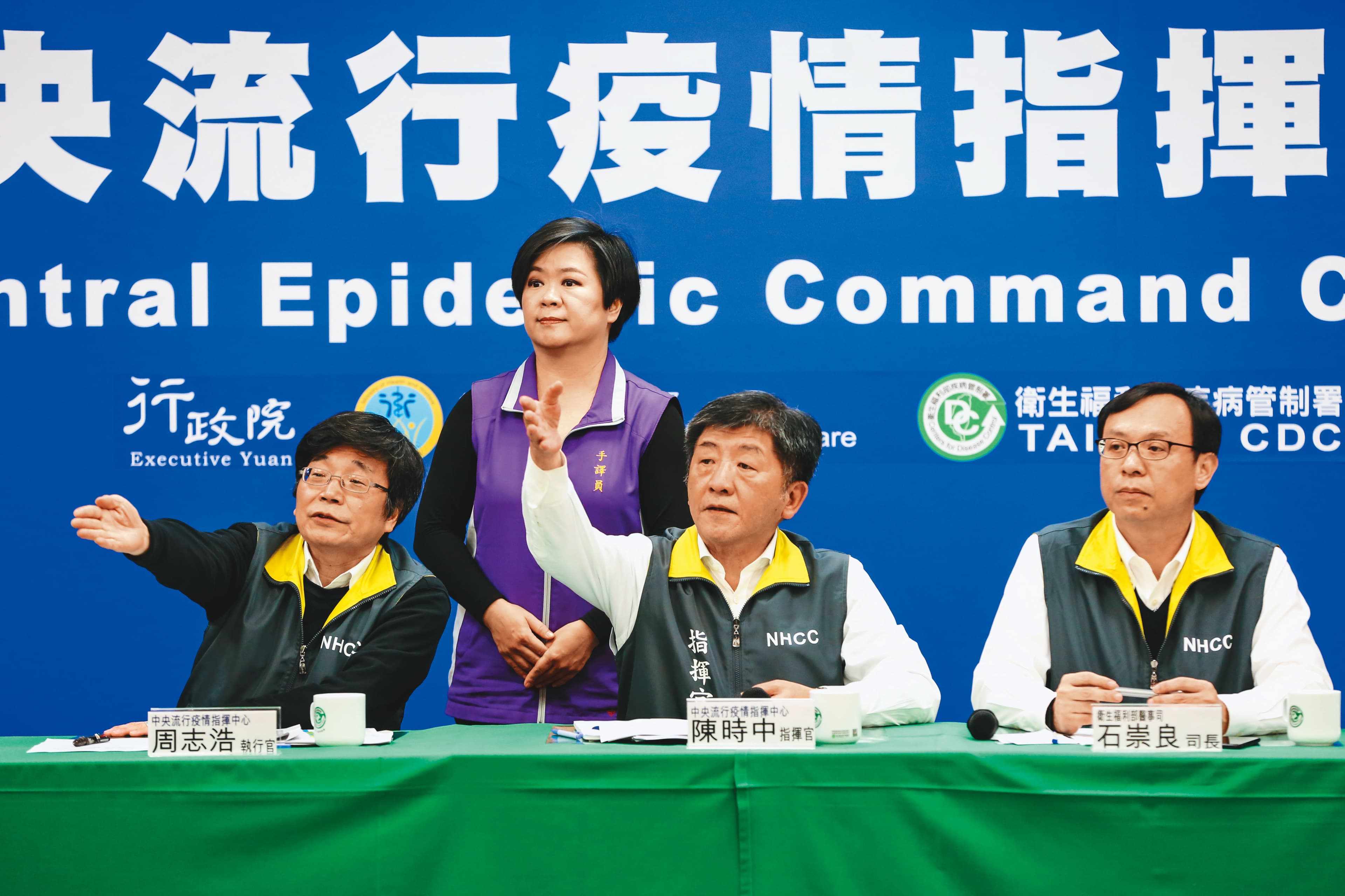 詹啟賢肯定政府和防疫官員的表現，圖右2為中央疫情中心指揮官陳時中。