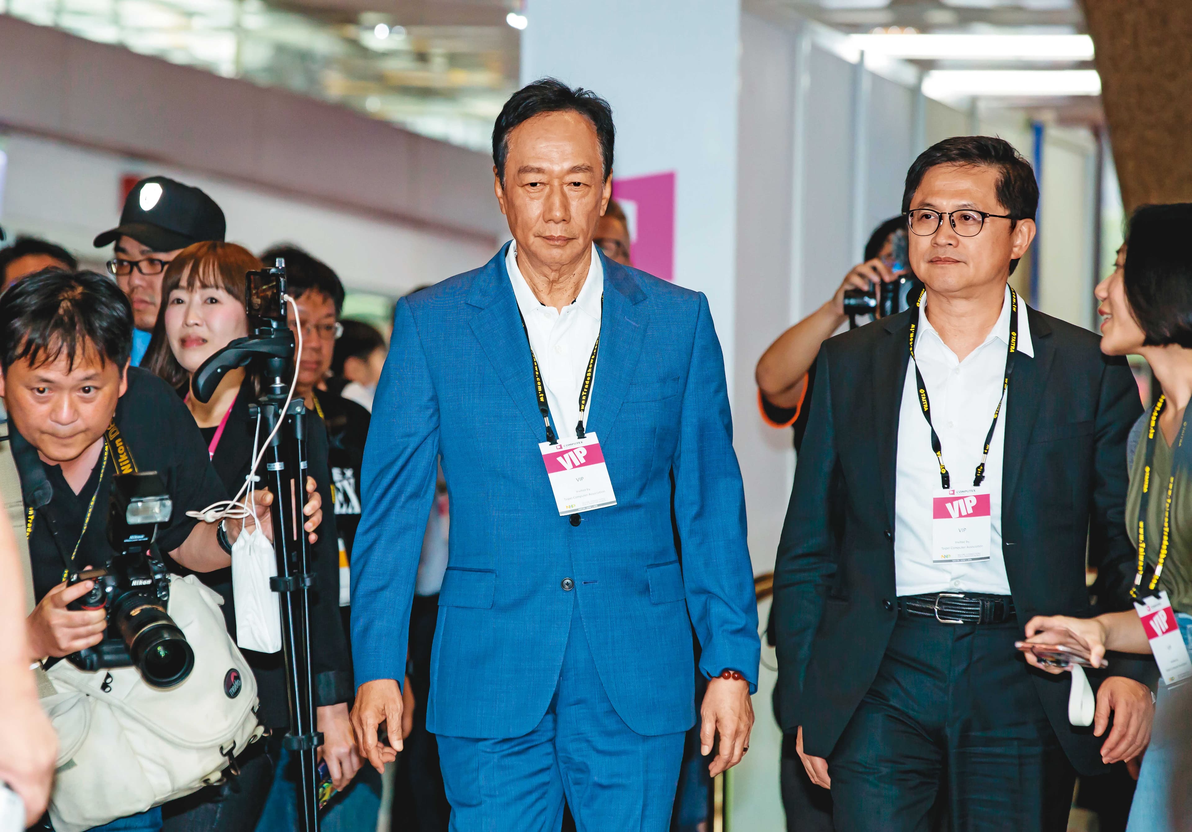 鴻海創辦人郭台銘（右2）與和碩董事長童子賢（右1）2位科技業大老闆，都擔憂美國消費受到重擊，引爆經濟衰退。