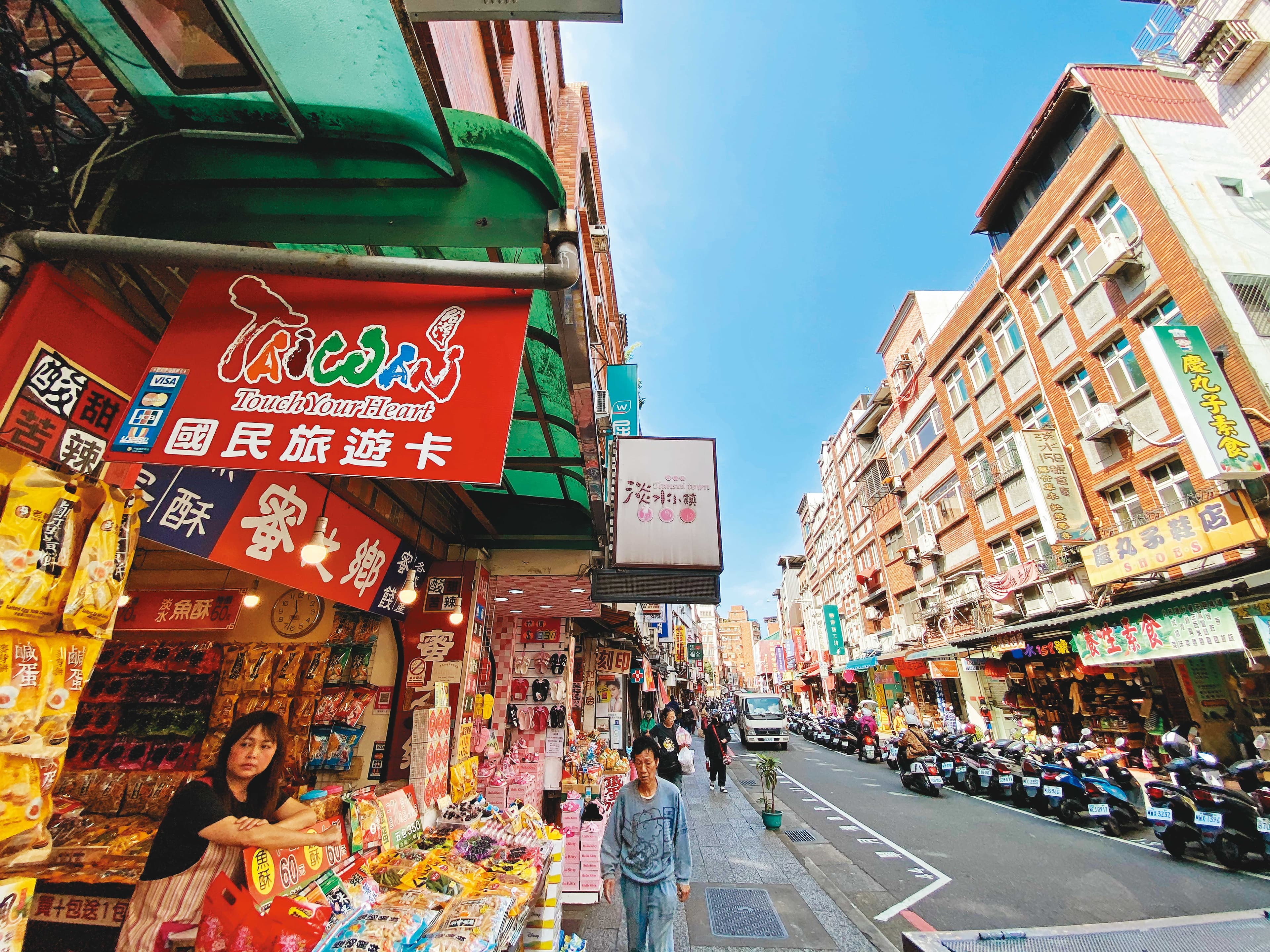 疫情衝擊觀光旅遊業，過往人滿為患的淡水，觀光客稀落。