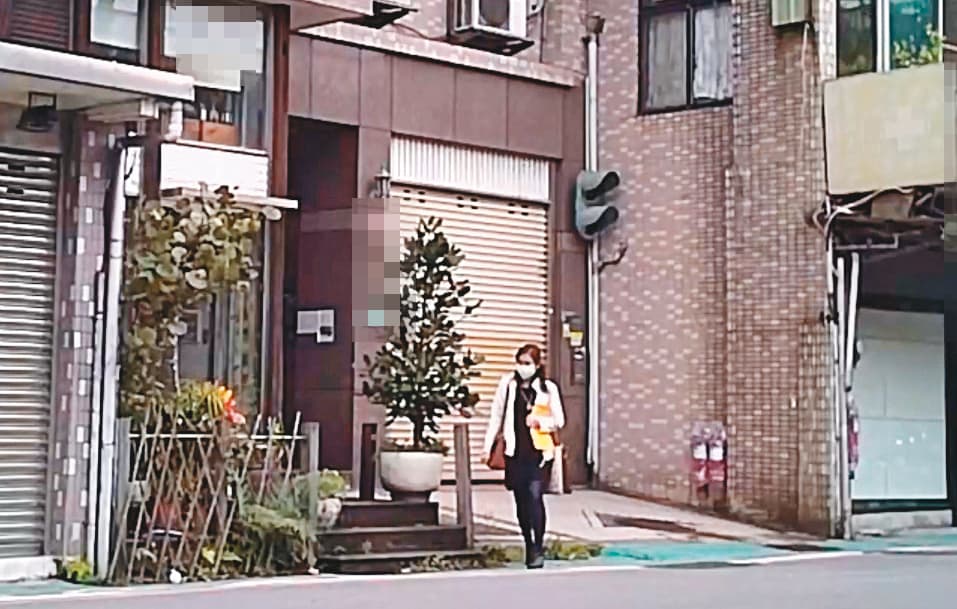 03/11 13 : 25 陳淑娟（圖）確認王浩取車後才離開華廈，並向右走，繞到後方巷弄會合。