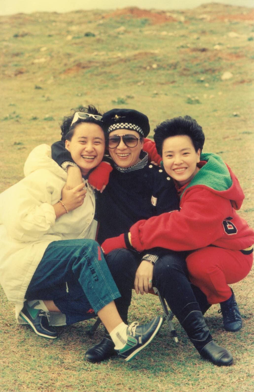 陳亞蘭（左）與紀麗如（右）自小受到小鳳仙的教導，也是小鳳仙最疼愛的後輩。（楊麗花歌仔戲提供）