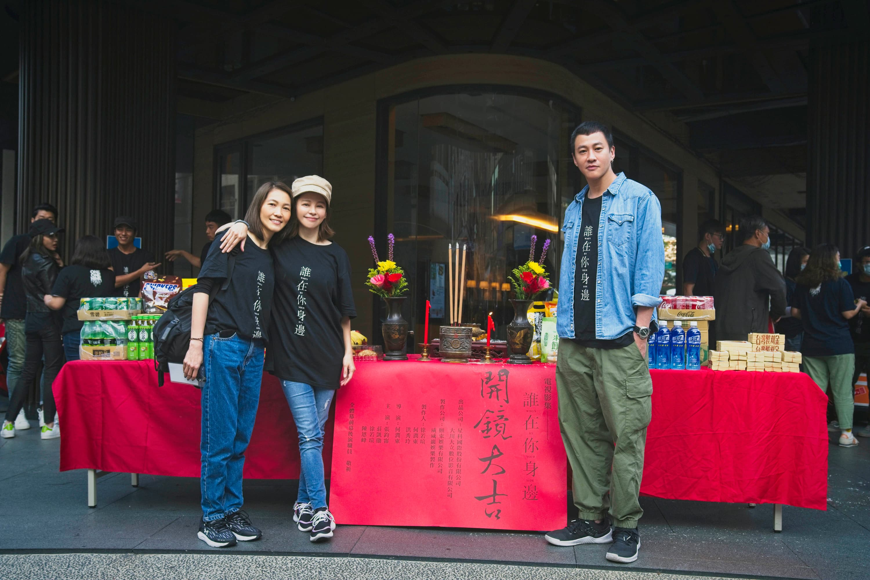 金鐘導演何潤東（右）自製黑暗懸疑影集《誰在你身邊》，邀多年好友徐若瑄（中）、洪秀玲（左）當製作人。（頤東娛樂提供）
