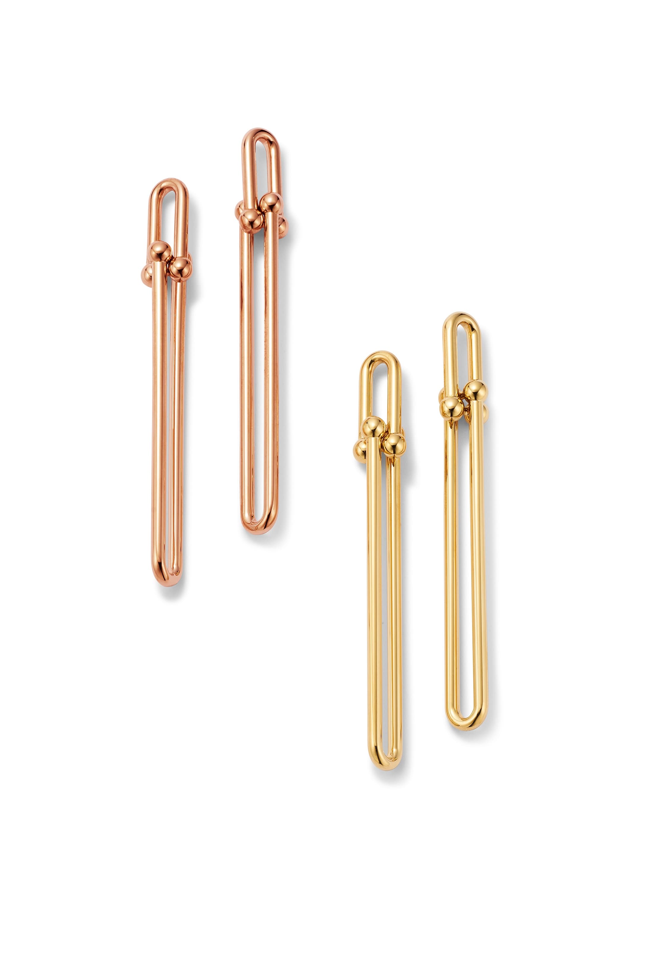 Tiffany HardWear Link鏈結設計垂墜耳環（左）18K玫瑰金、（右）18K金，各NT$71,000。（Tiffany & Co.提供）