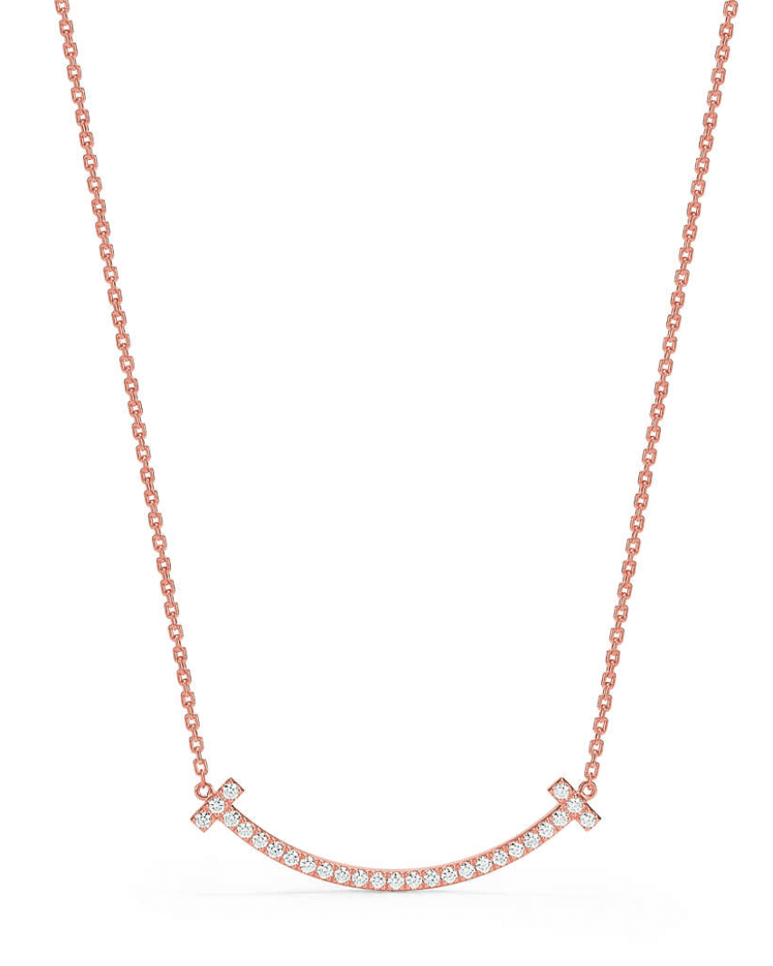 金多美在劇中佩戴的Tiffany T Smile鑲鑽項鍊（中），NT$159,000。（Tiffany & Co.提供）