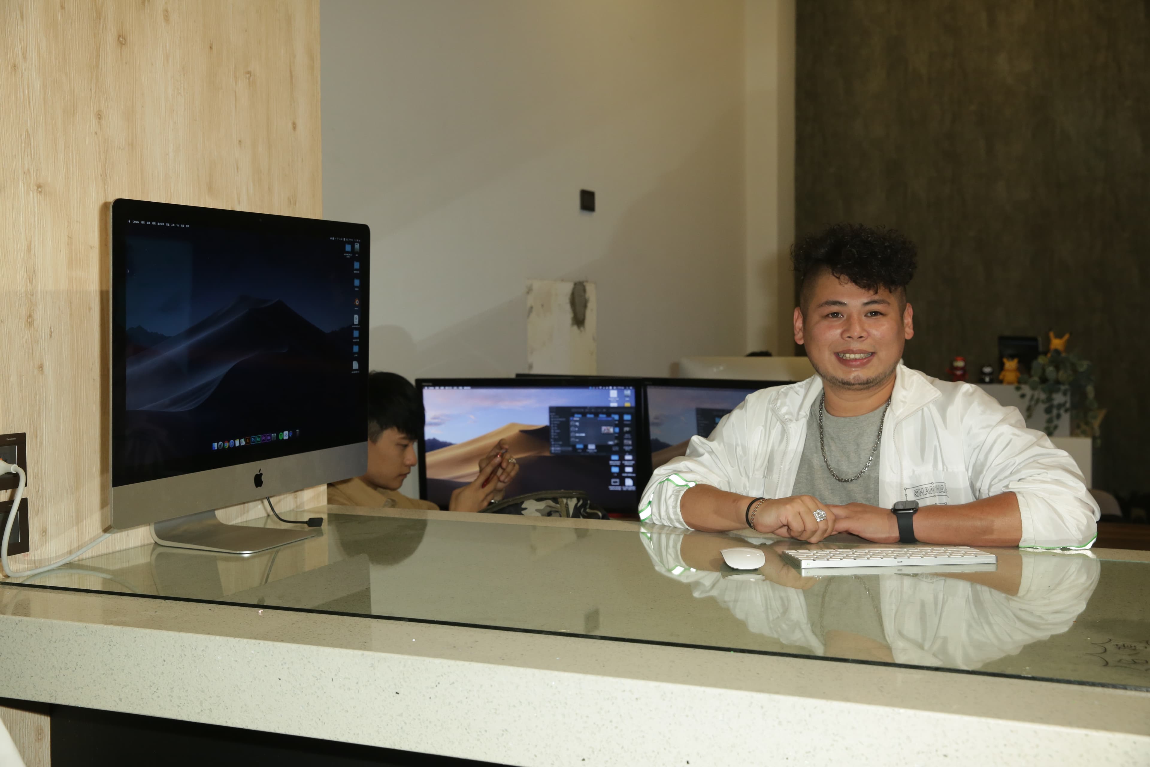 游否希成立工作室，自己當老闆。