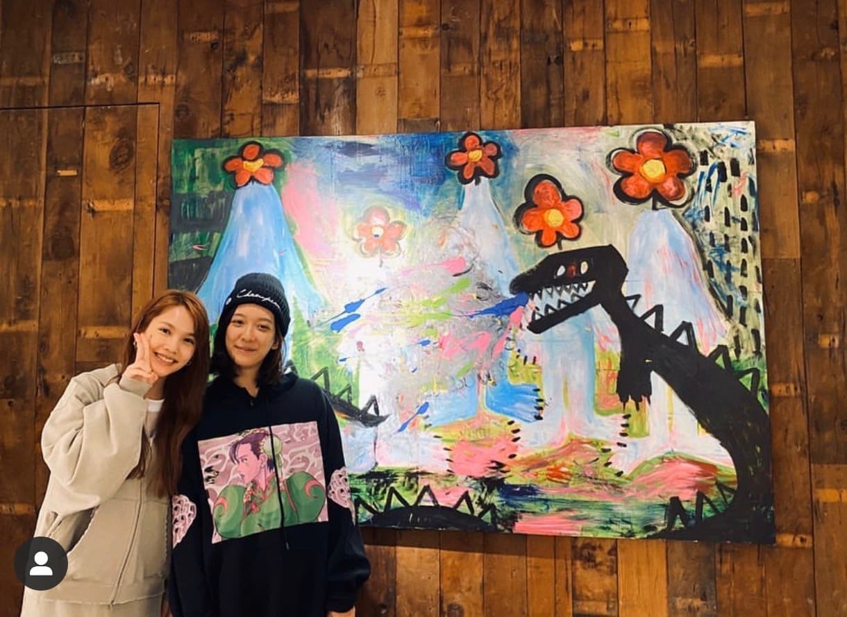 楊丞琳參觀孟耿如的個人畫展。（翻攝自楊丞琳IG）