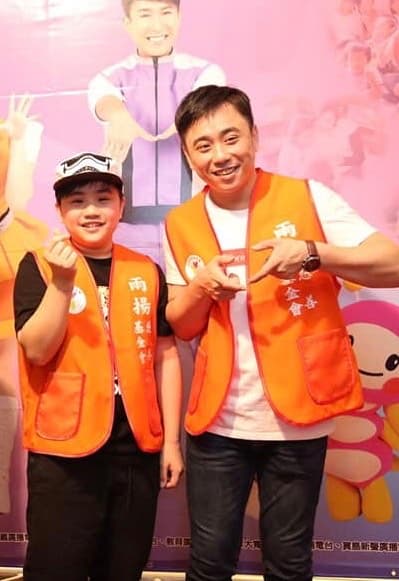 小小彬（左）向父親小彬彬表示想少接戲，多做公益。（翻攝自溫兆宇臉書）