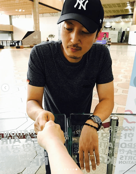 天心與老公分開兩地但感情好，天心曾拍下各種手握在一起的照片。（翻攝自天心IG）