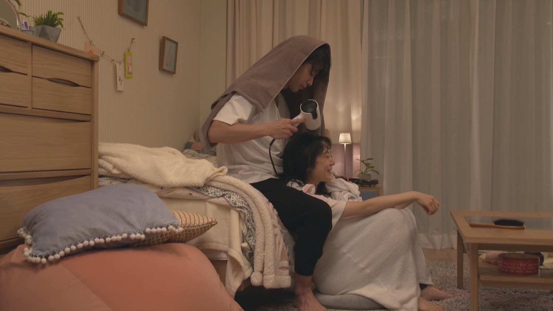 佐藤健為白石萌音吹頭髮,讓許多女粉絲心都融化了。(friDay影音提供)