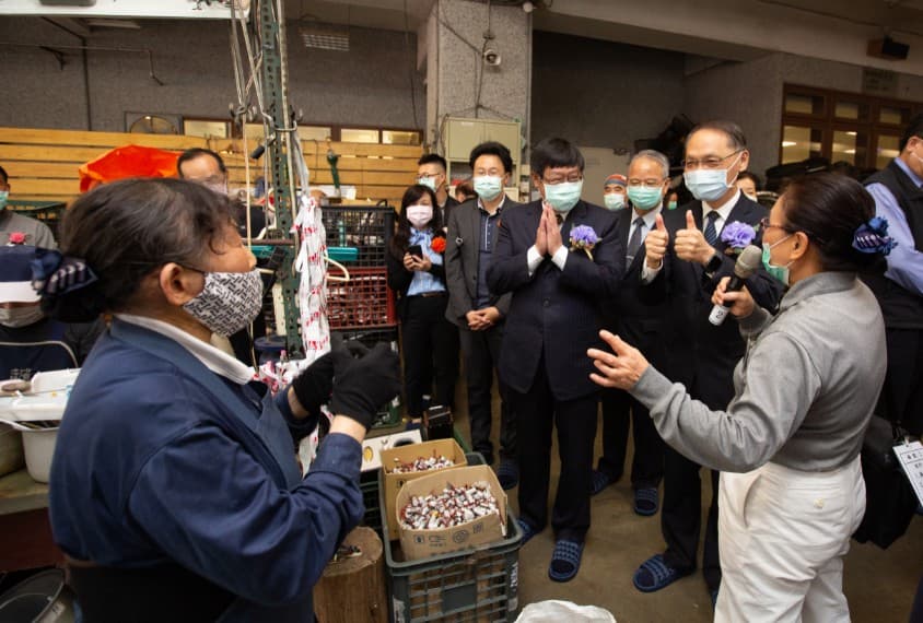 張子敬實地參訪慈濟基金會的資源回收教育站，顏博文比讚表達對志工的感謝。