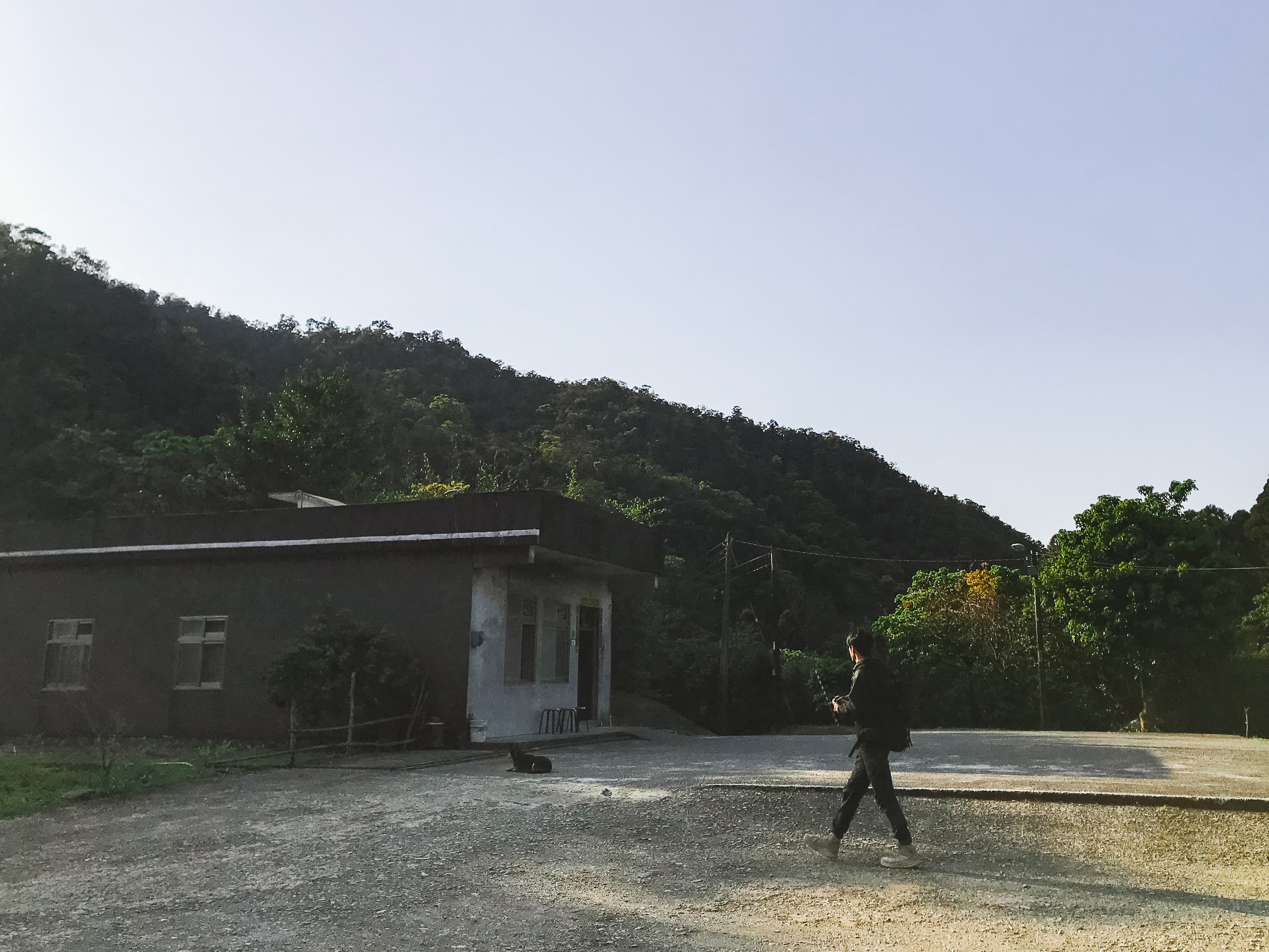導航至坪溪頭[新巴士]，順左側往平溪頭開到底即是烏山62號民宅，這裡是私有土地，停車需付費100元。