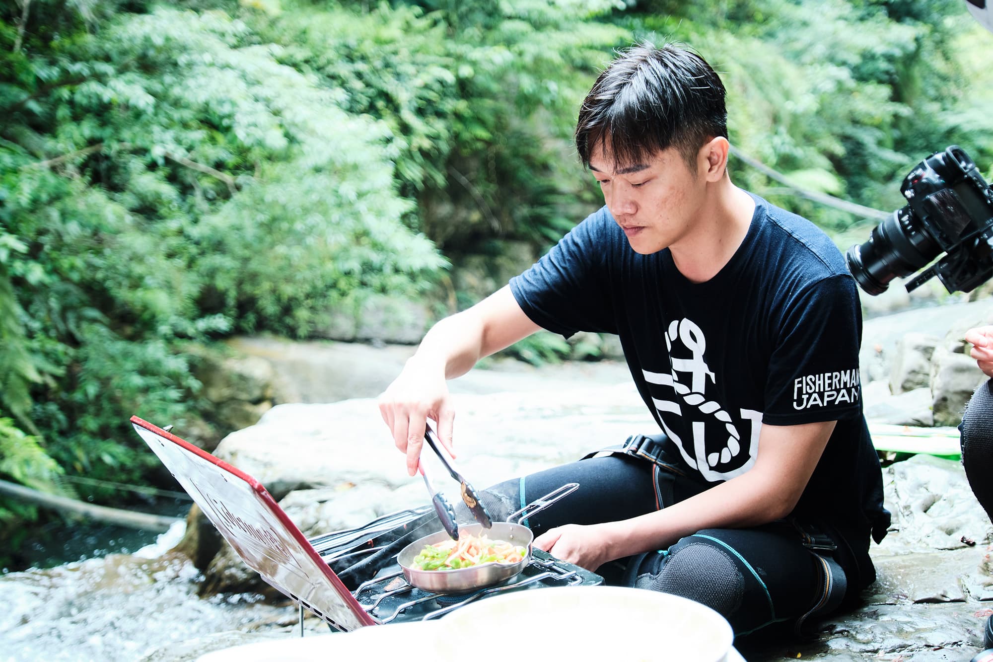 索艾克野炊扛食材上山相當辛苦。（公視提供）
