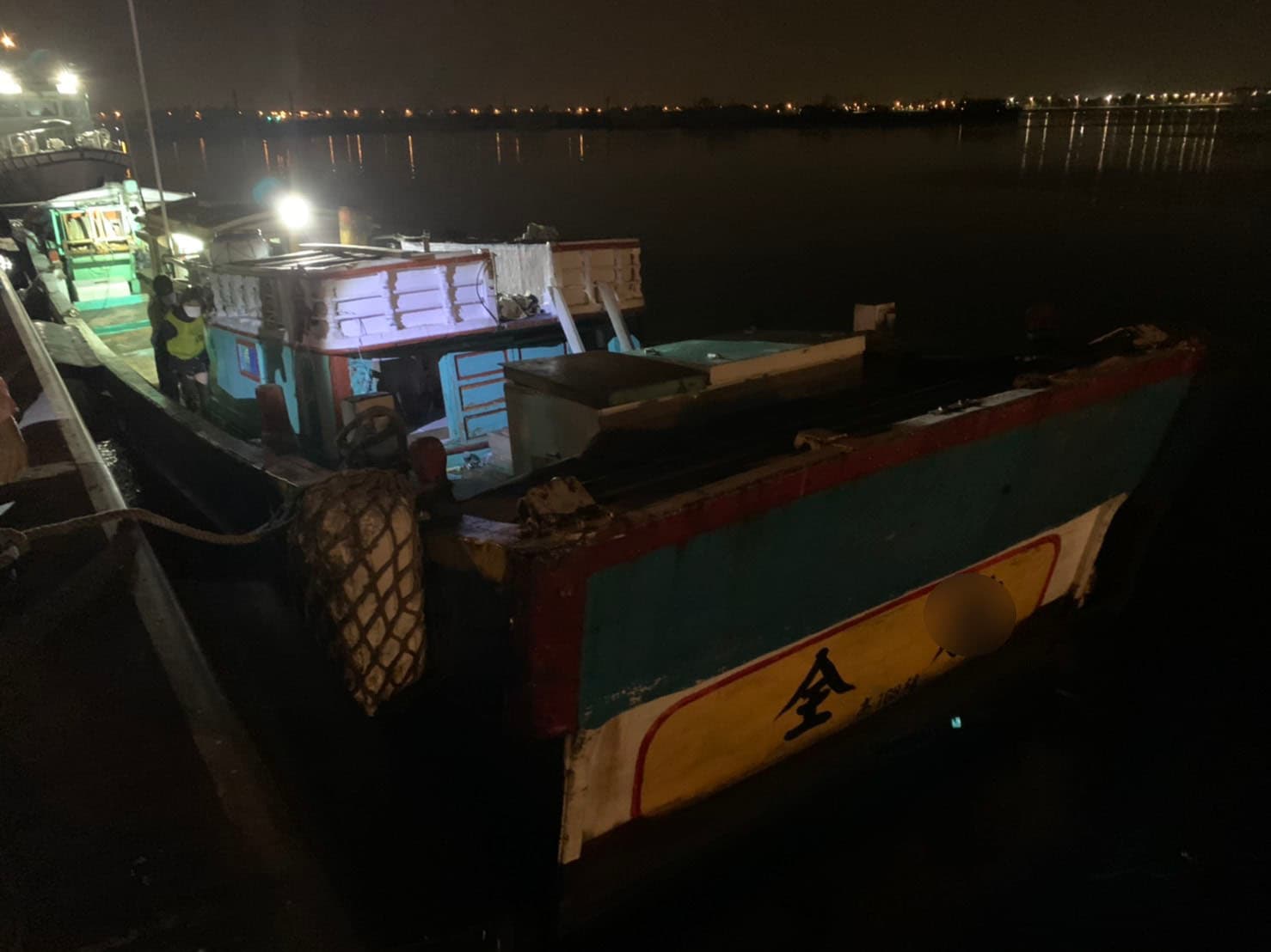 台籍漁船為了700萬元酬勞，竟鋌而走險犯案。（海巡署提供）