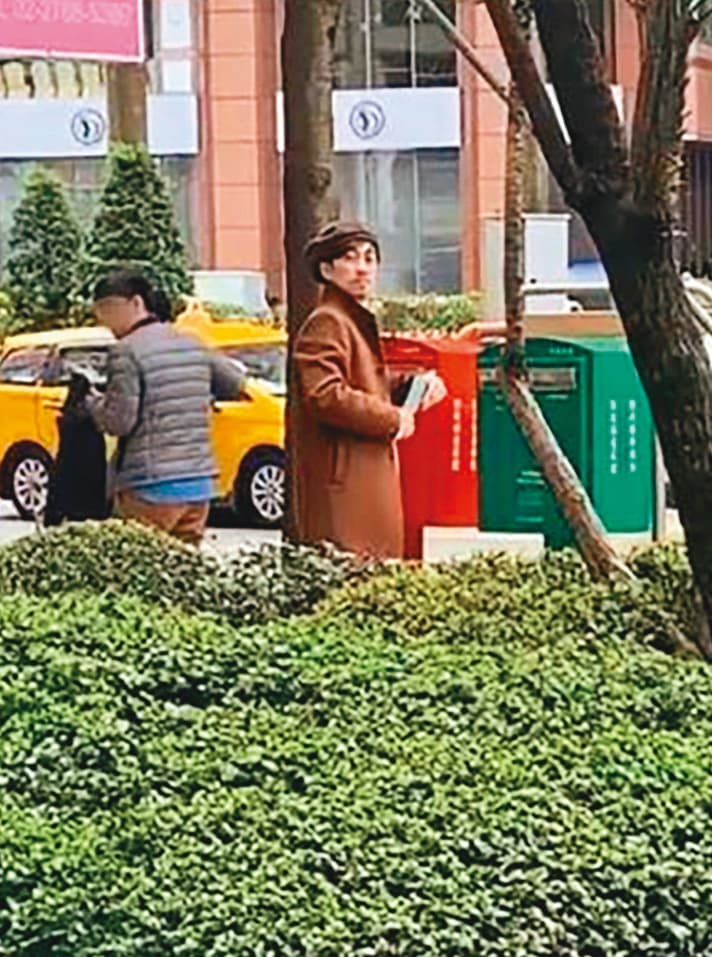 陳漢典發傳單時，警覺性頗高，一發現粉絲的鏡頭馬上就轉過頭來。（讀者提供）