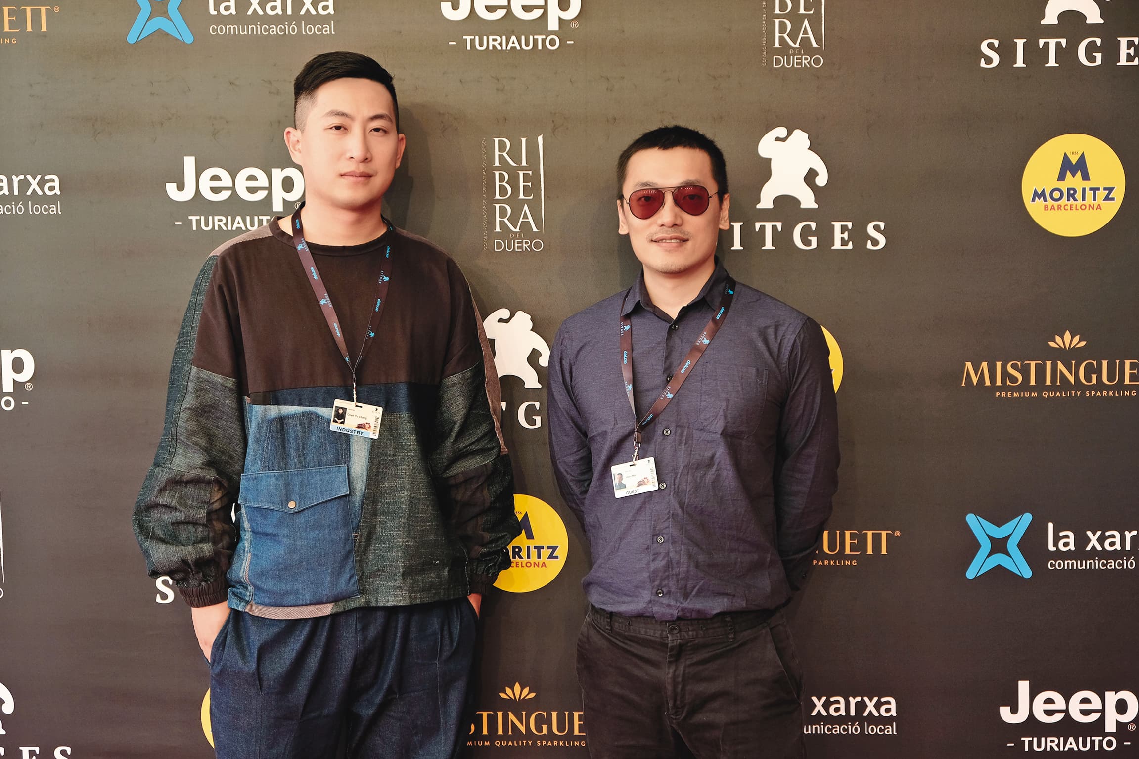 馬毓廷（右）、張辰漁（左）去年為合作的輔導金短片《暗之光》，赴西班牙參加錫切斯奇幻影展New Visions 競賽單元觀摩。（世界柔軟提供）