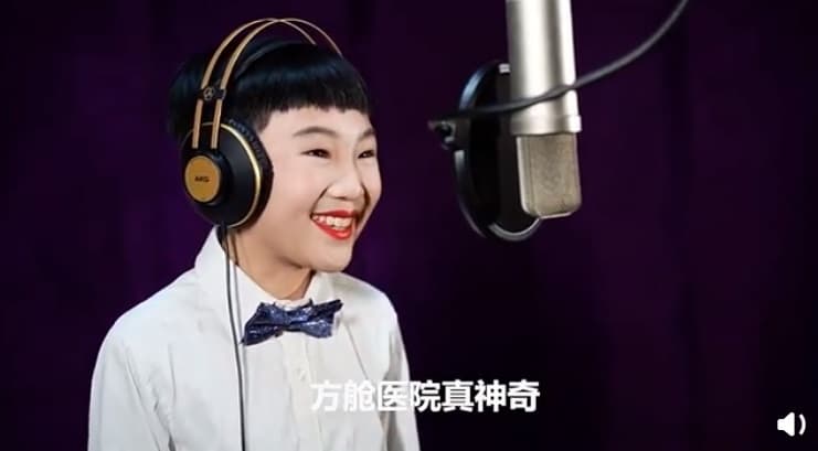 看了北韓女童演唱的洗手歌，網友聯想到日前演唱〈方艙醫院真神奇〉的男童，直呼：「金童玉女終於湊一對」。（翻攝微博）