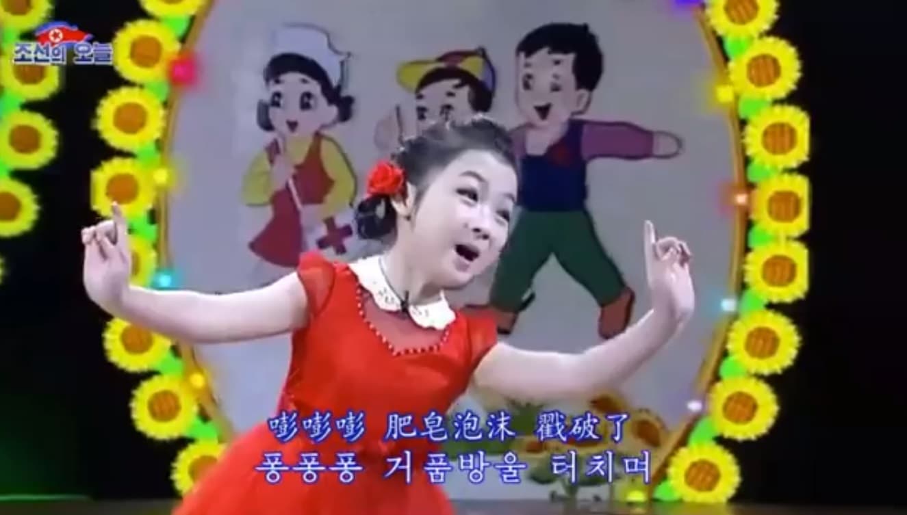 女童刻意的肢體與妝容，讓網友看了紛紛留言：「好邪氣」「心疼這孩子，要做這種不自然的表演」「這審美我無法」。（翻攝自朝鮮經貿文化情報 DPRK臉書）