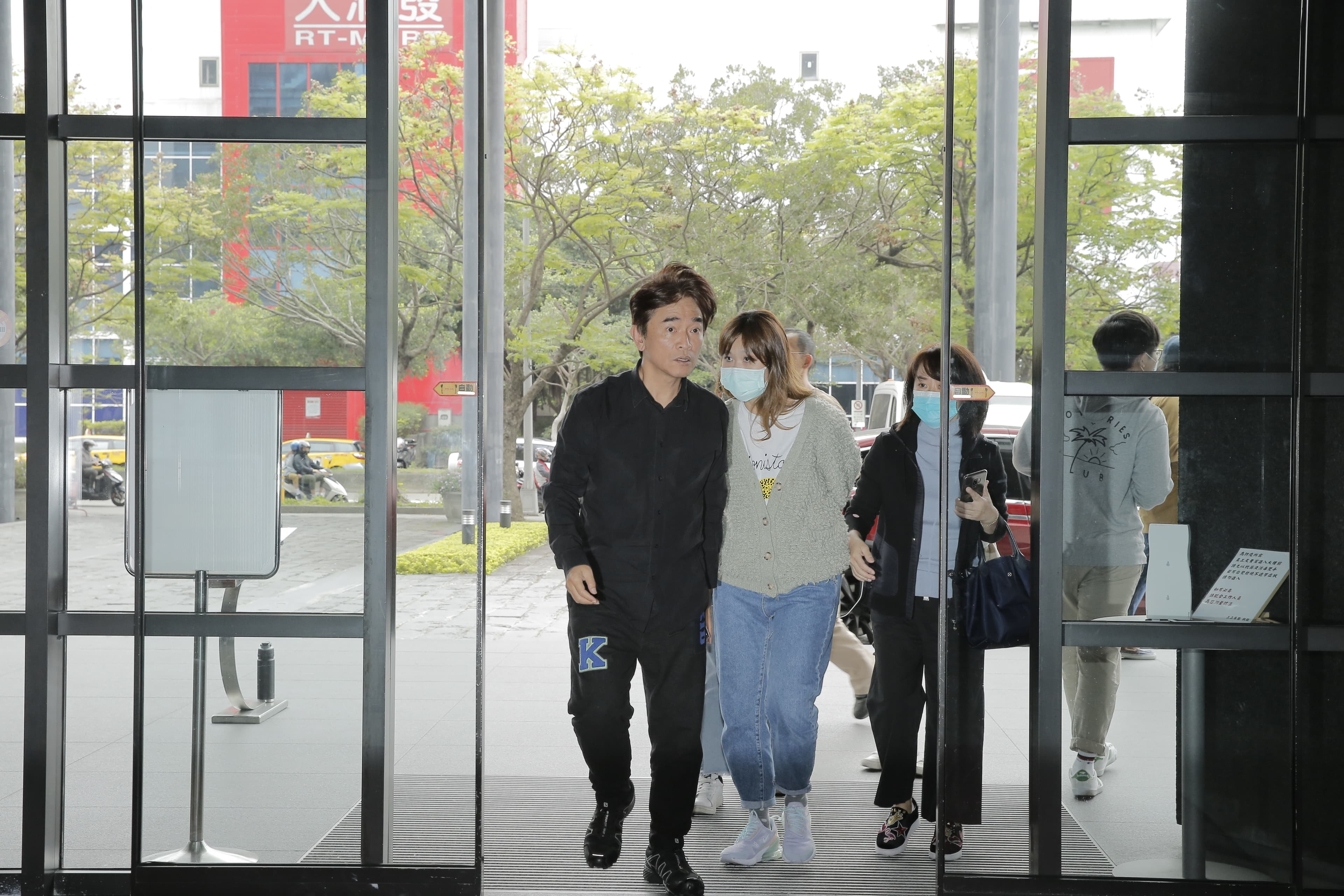 吳宗憲一早就到辛龍家慰問致意，接著直接到電視台錄影。