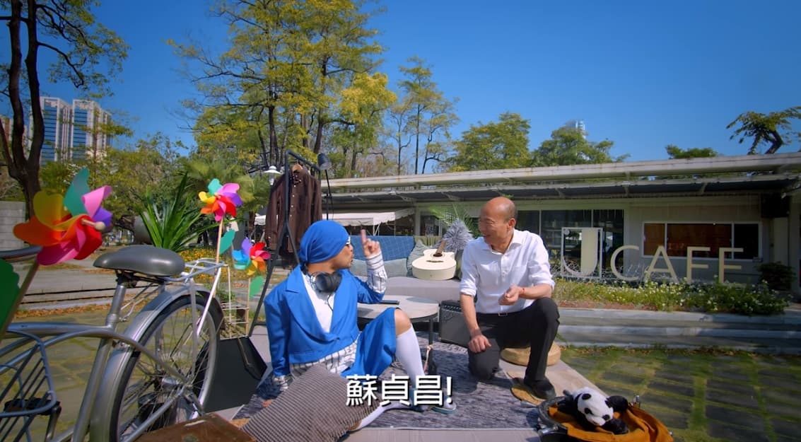 MV的最後韓國瑜也驚喜入鏡，黃明志卻把韓國瑜認成郭子乾和蘇貞昌。（翻攝自Namewee YouTube頻道）