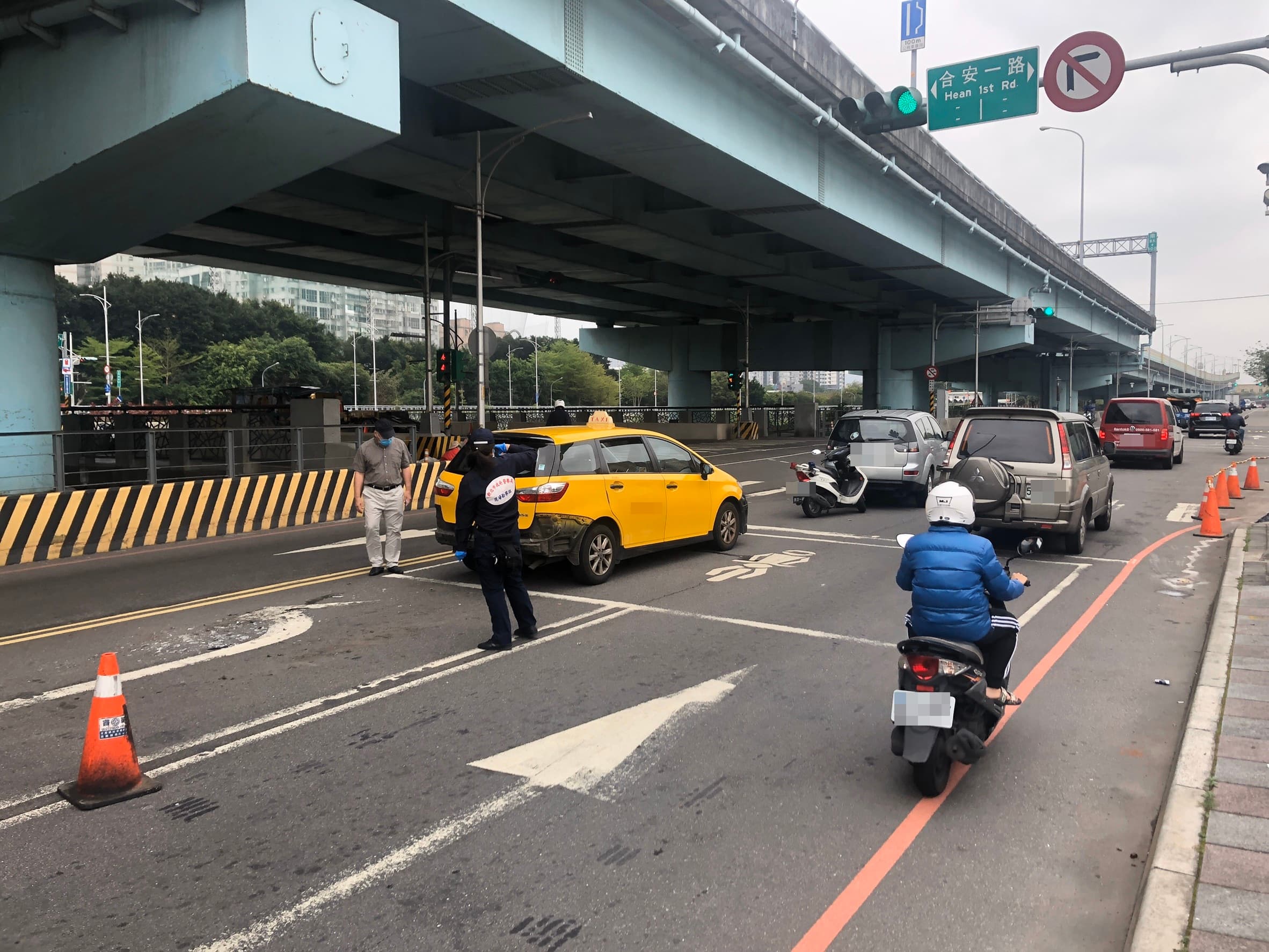 警方蒐證人員在開槍地點進行採證。（翻攝畫面）