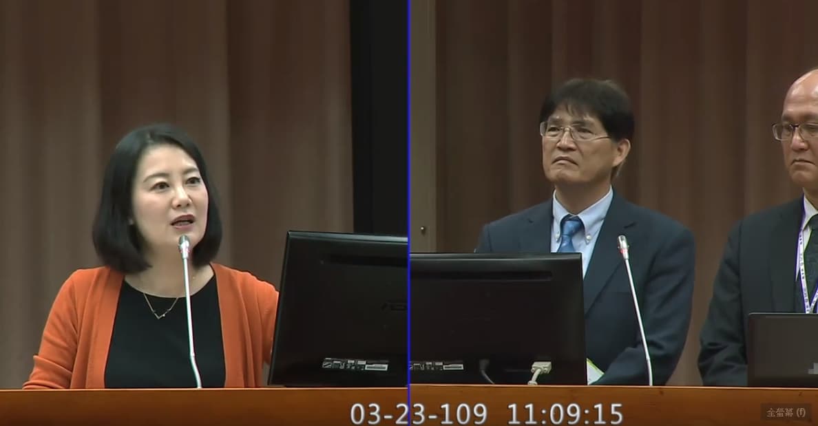 立委吳思瑤（左）質詢體育署長高俊雄（右）是否有徵詢選手意見。（翻攝自吳思瑤YouTube頻道）