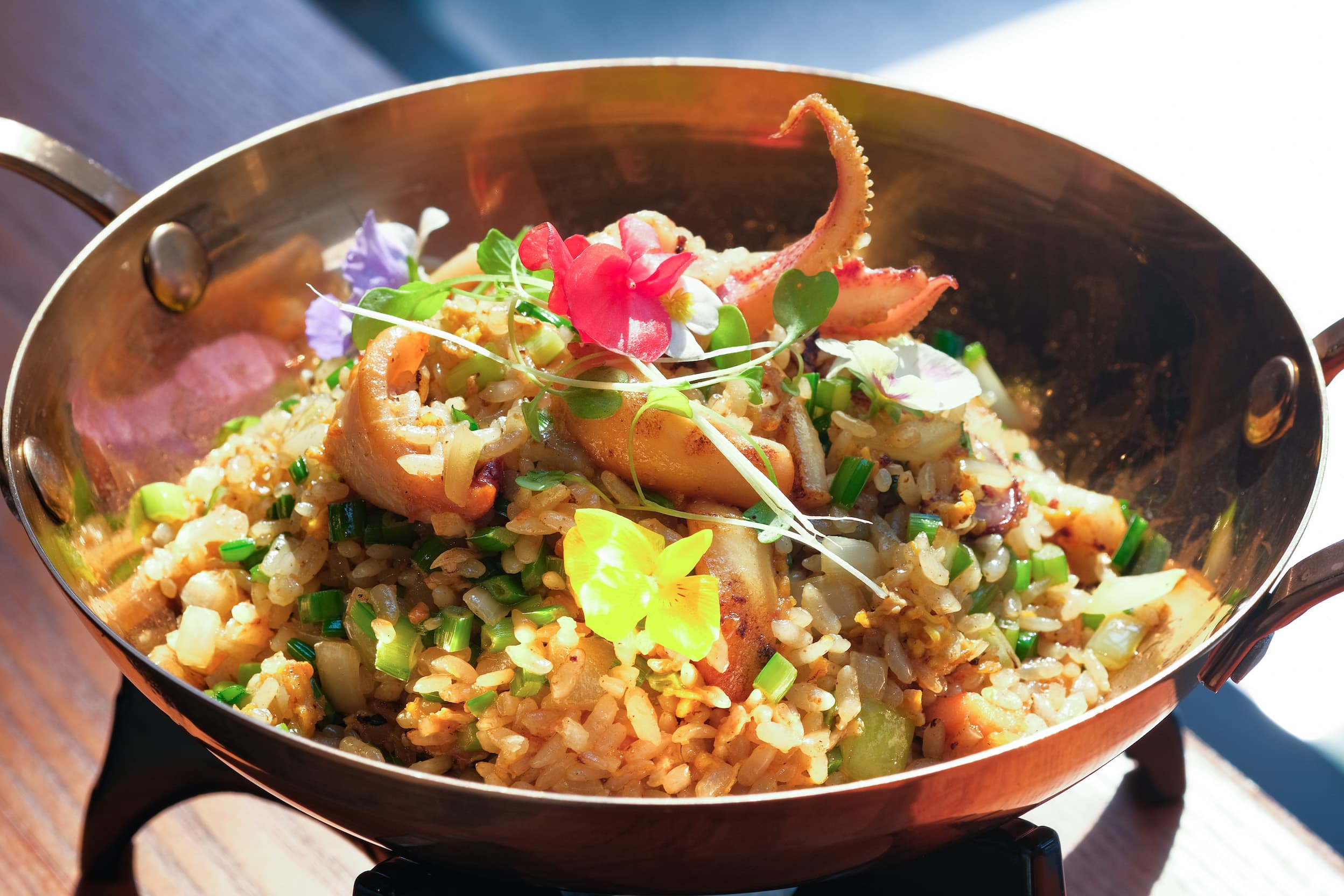 「韭香大卷炒飯」以韭菜花取代蔥花，與鮮甜的大卷搭配很對味。（420元／份）