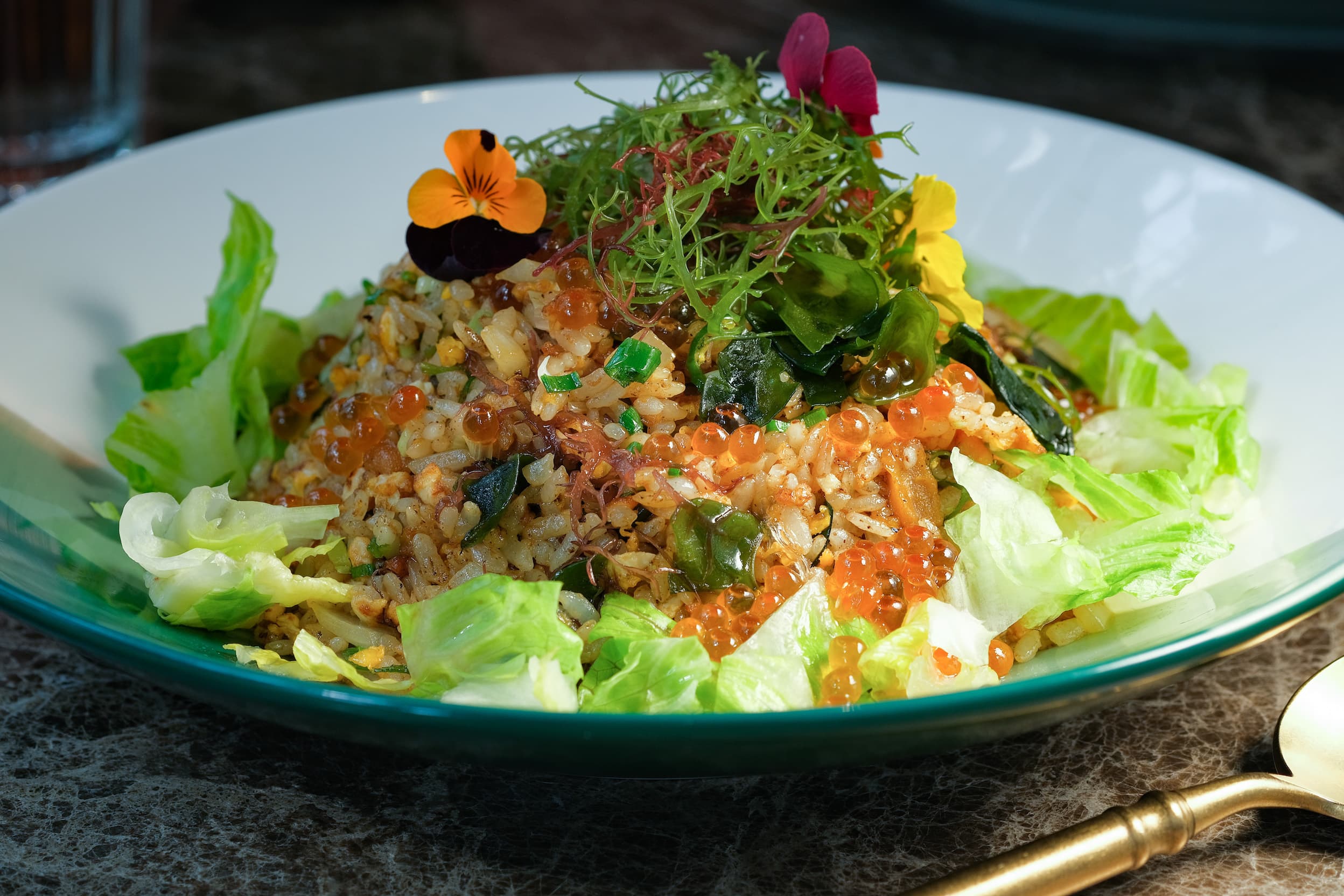 覆蓋海藻與醃漬鮭魚卵的「蔥香海膽炒飯」，鹹香海味十足。（520元／份）