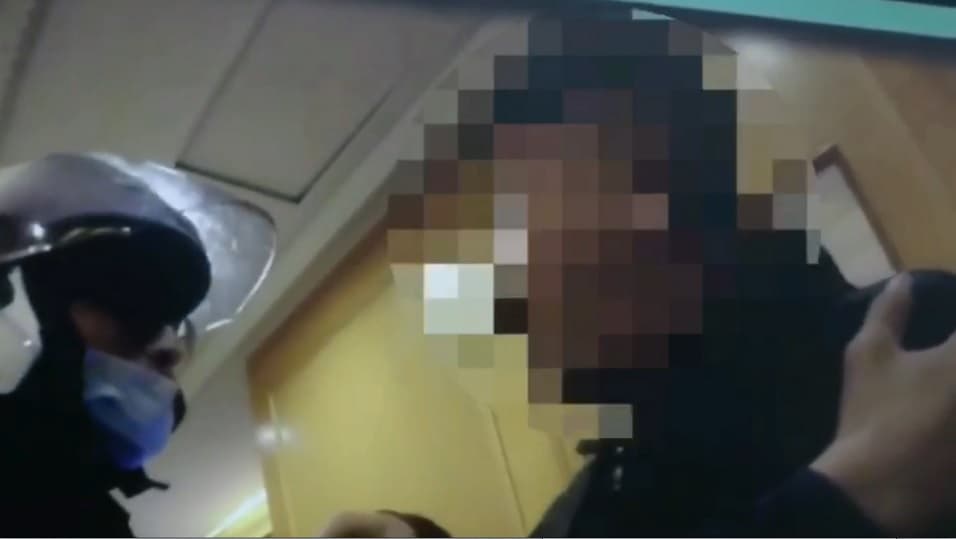 毛男大喊「我（得）武漢啦」引發恐慌，遭員警壓制帶回。（翻攝畫面）
