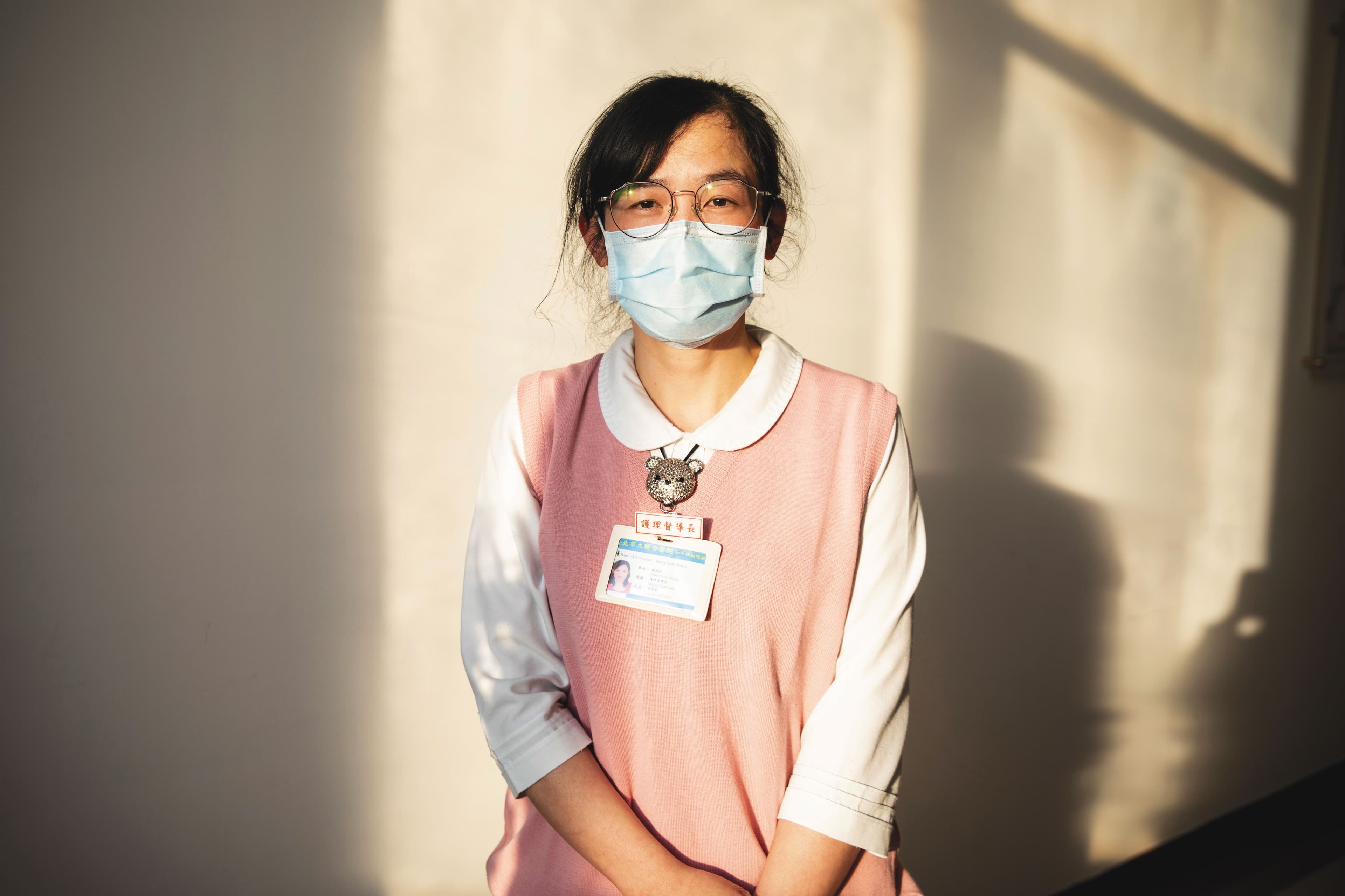 黃露萩現在於和平醫院擔任督導，訓練新進護理師進入負壓隔離病房的作業流程，也傳承當年的抗煞經驗。