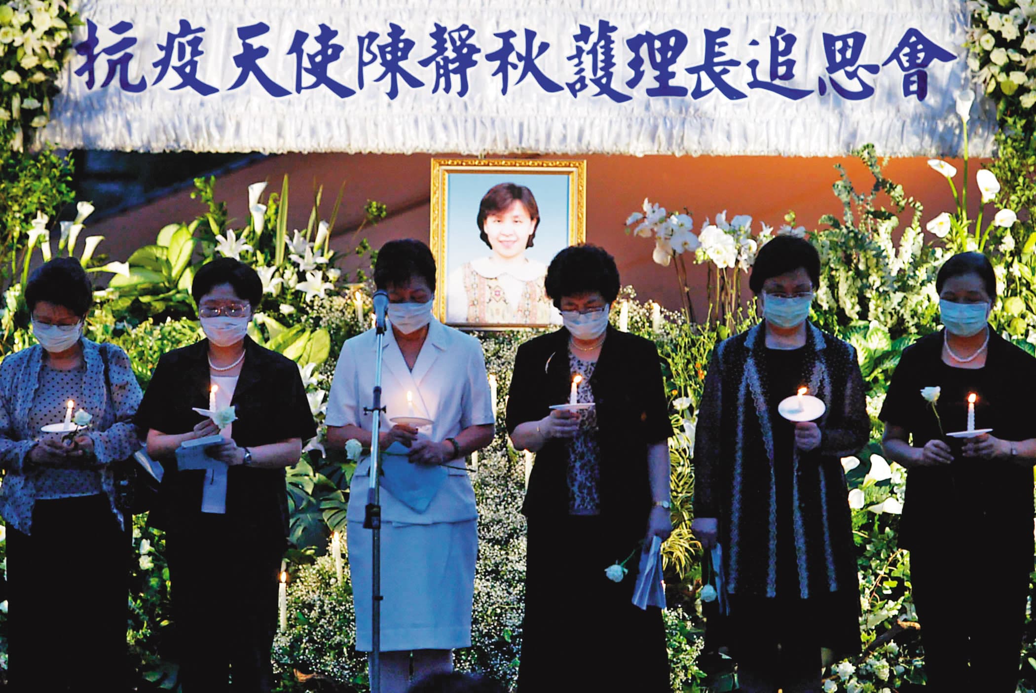 2003年5月6日，台灣第1位因SARS殉職的醫療人員陳靜秋追思會在台北市政府市民廣場舉行，各界前往默哀致意。（中央社）