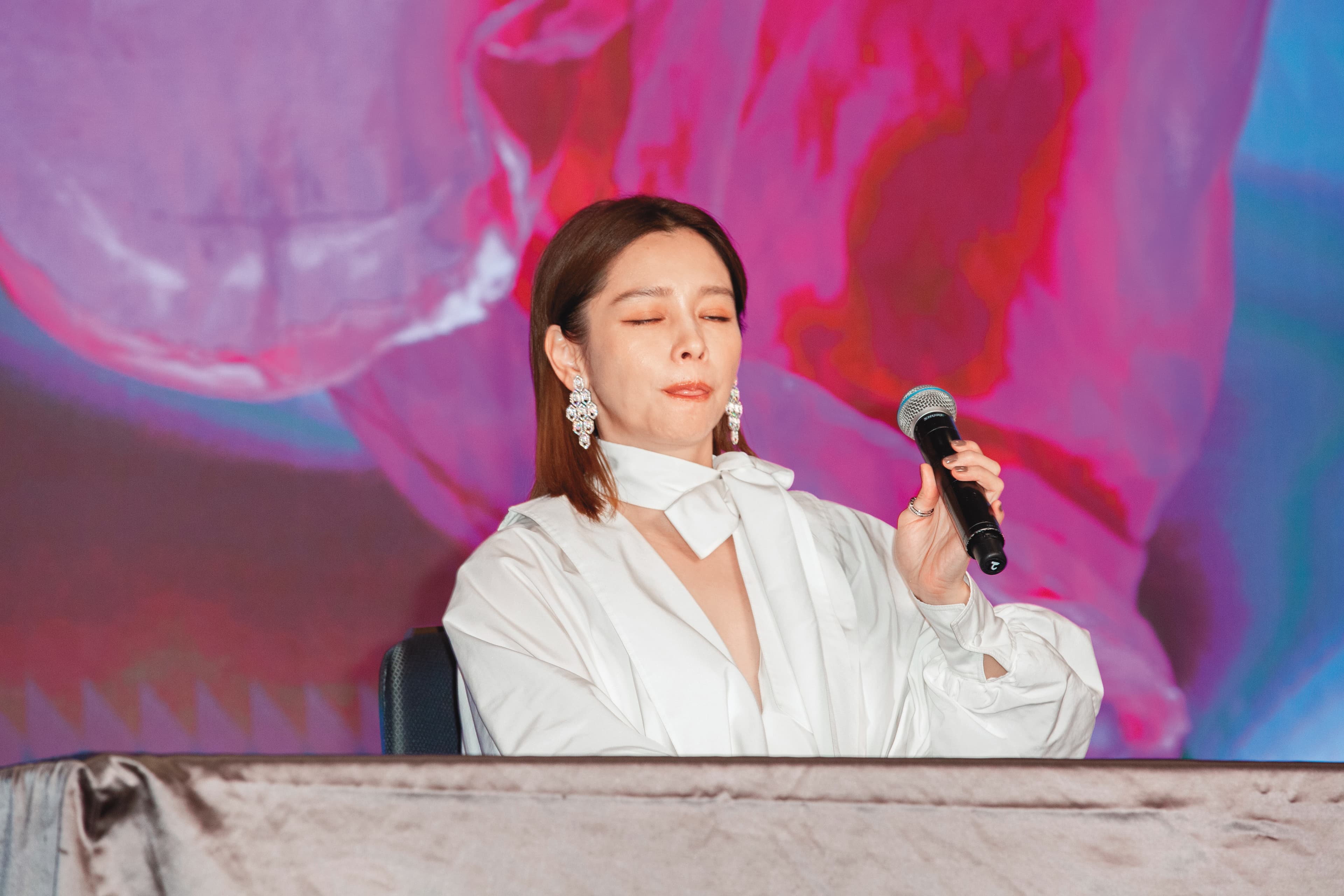 不像一般包袱很重的女星，徐若瑄在台上的嘴臉收放自如。