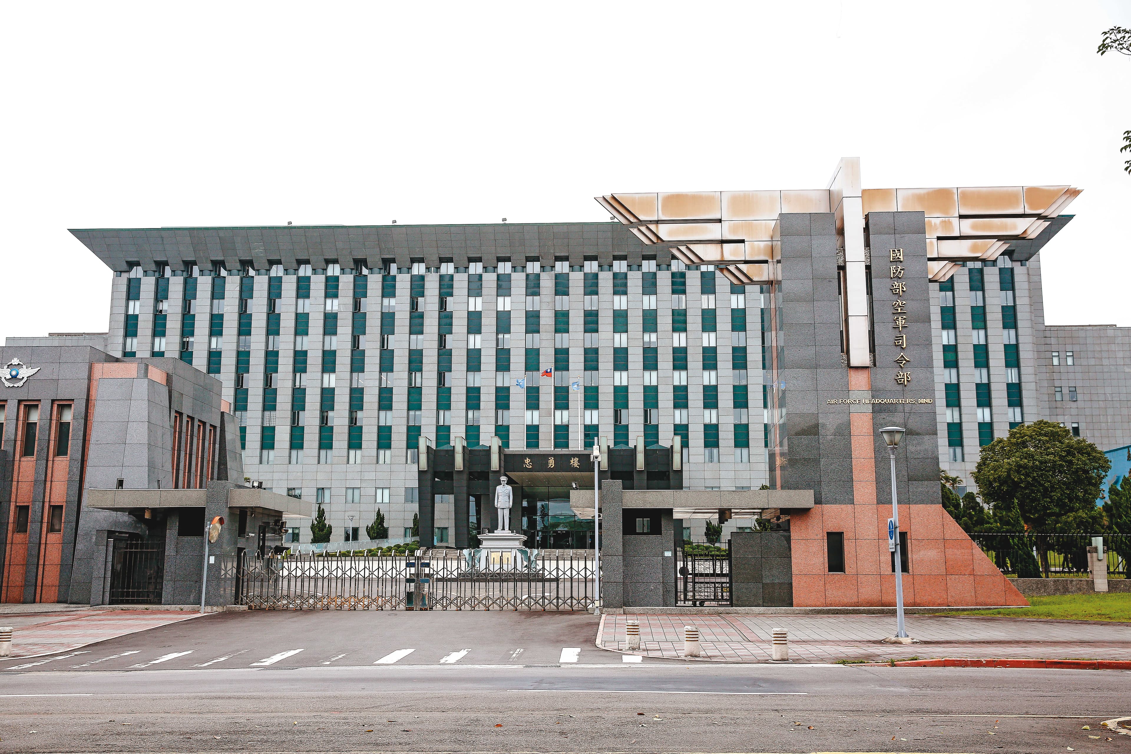 空軍司令部去年才傳出採購弊端，如今又傳上百名軍士官涉及不法。