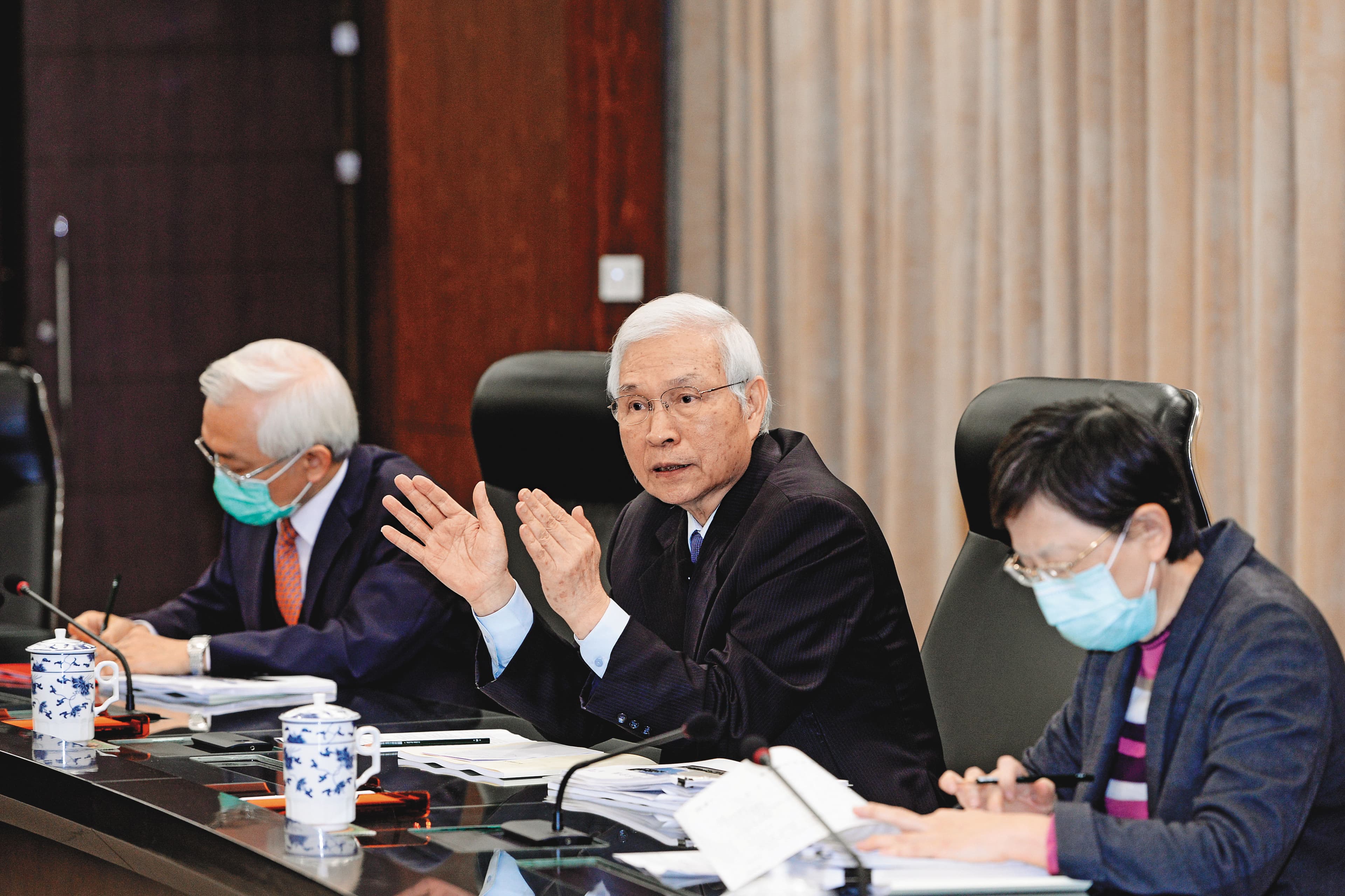 央行為了穩住台灣經濟，宣布降息1碼，對中小企業而言資金可望較寬鬆。圖中為央行總裁楊金龍。