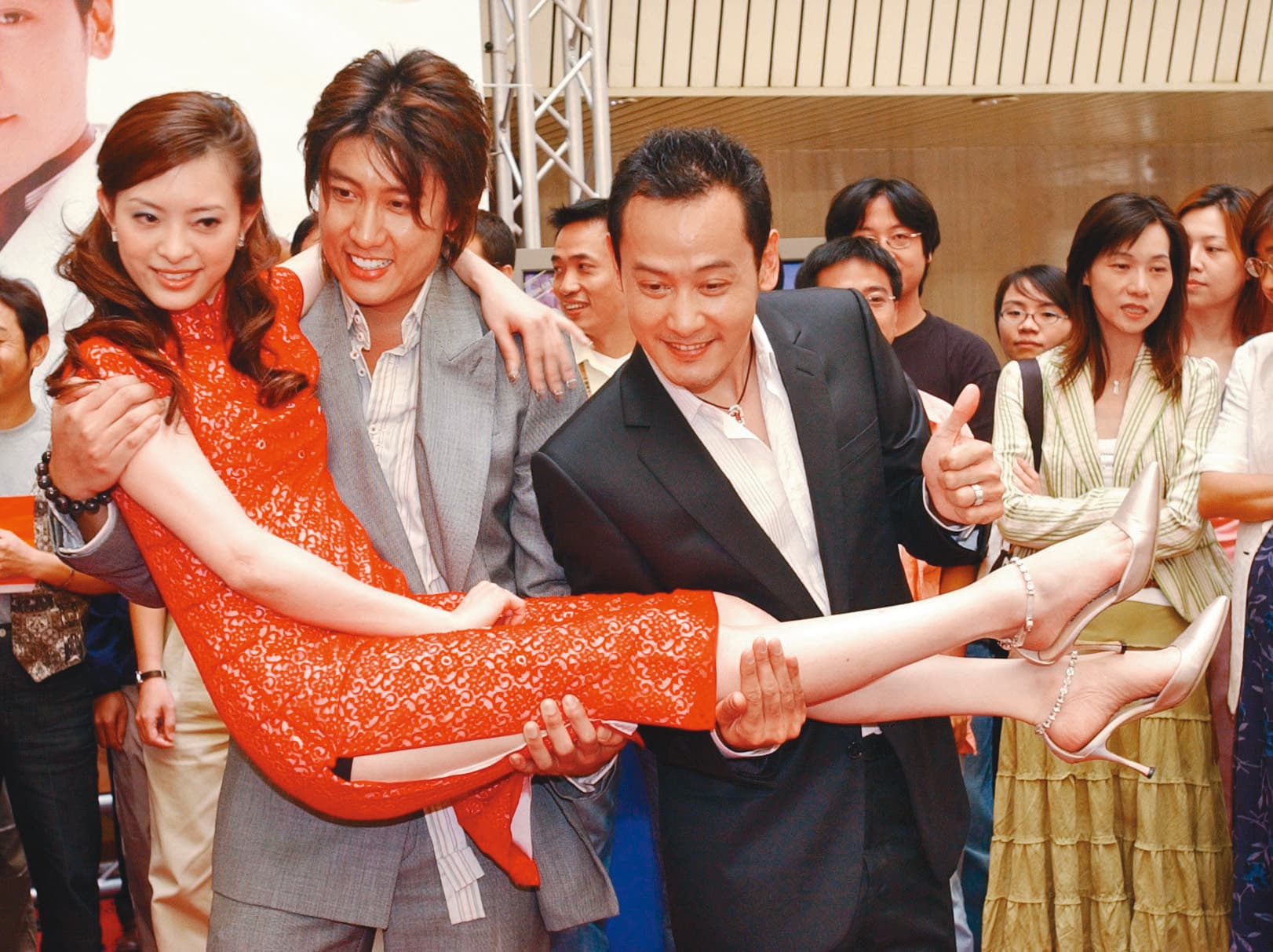 參與戲劇演出時，劉真（左）雖然不曾演過女主角，但一定會幫戲劇帶來不少話題，相當稱職。右起為邱心志、陳司翰。（東方IC）