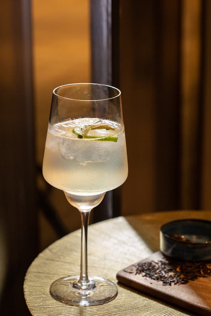 冷洌淨透的「柏林印象蜜香琴湯尼」，帶乾燥植物香氣。（300元／杯）