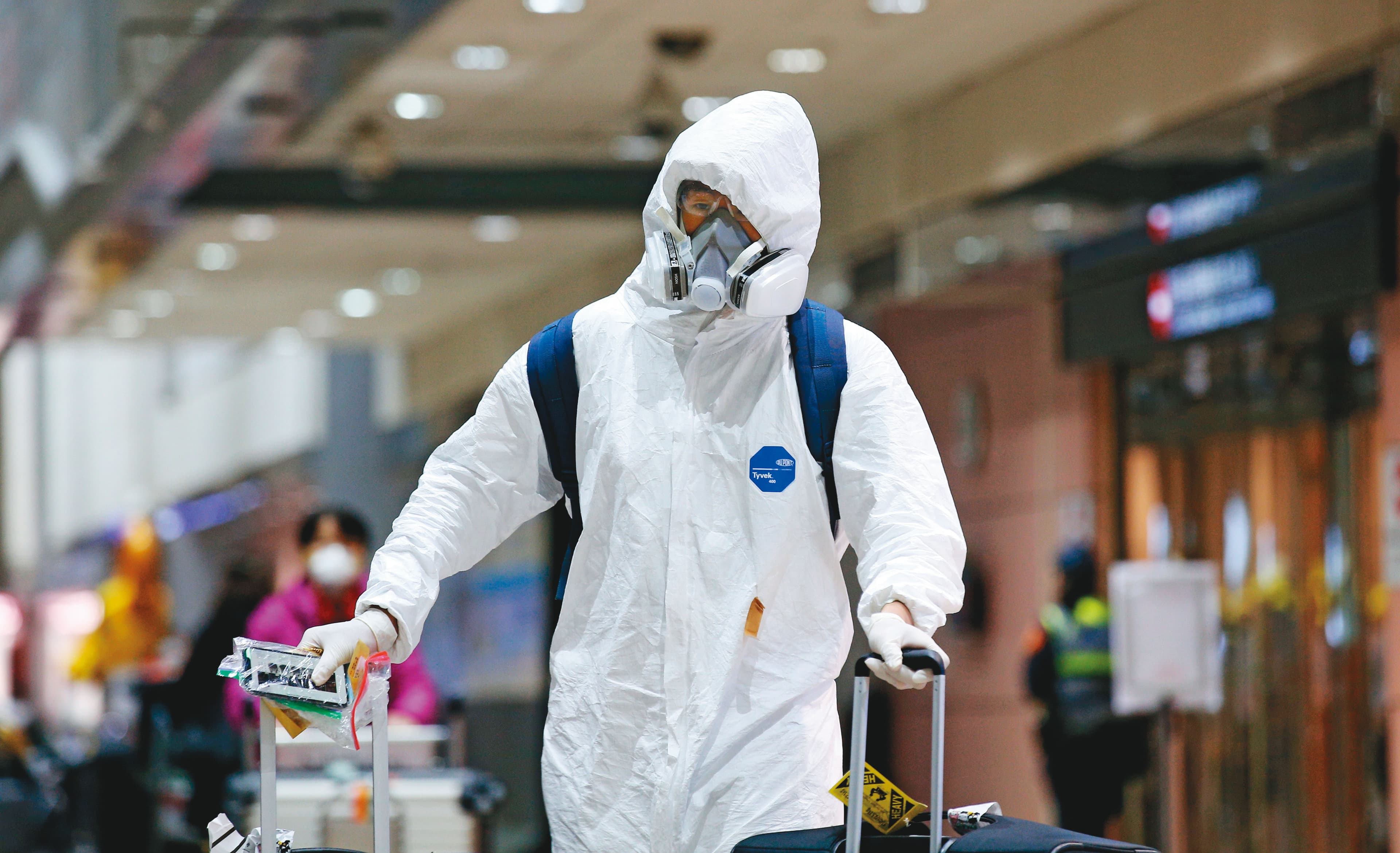 留學生及國人近日大批返台，不少人全程穿著防護衣、戴口罩，甚至在機上乾脆不吃不喝，降低接觸感染的可能。
