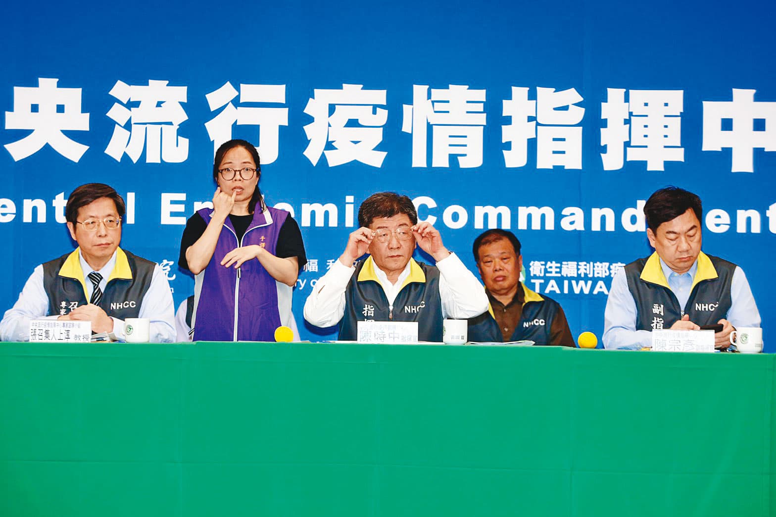 疫情指揮中心指揮官陳時中（左）直言，這波防疫的重點不在「它不來」，而是來了要怎麼處理它。