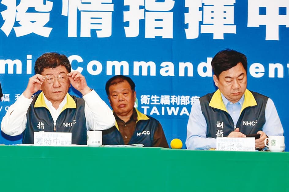 疫情指揮中心指揮官陳時中（左）直言，這波防疫的重點不在「它不來」，而是來了要怎麼處理它。