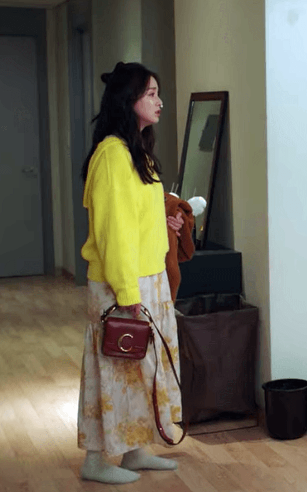 金泰希以亮黃色系服裝手拎Chloé C包款。（翻攝自網路）