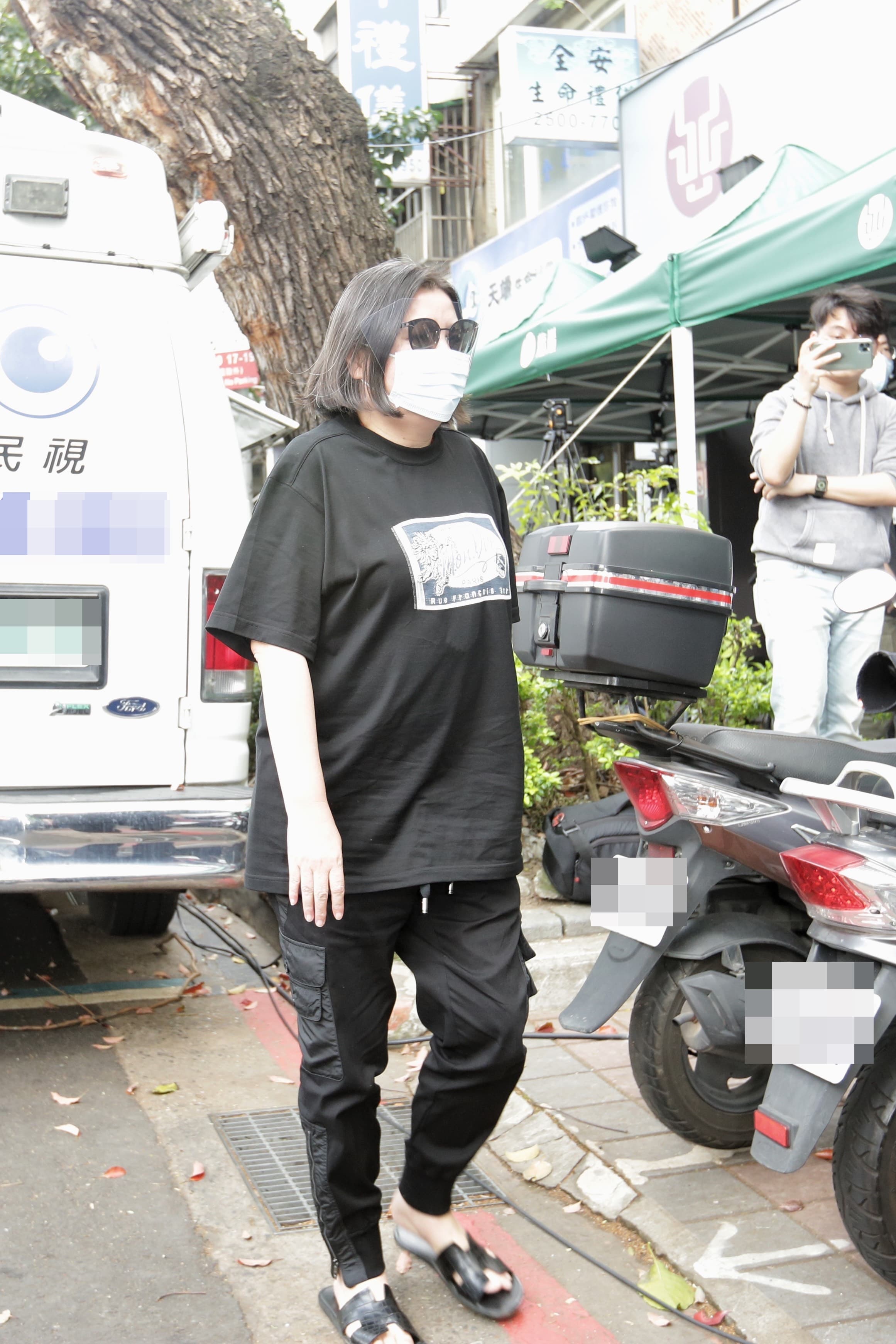 邱瓈寬一身黑衣來到劉真靈堂。