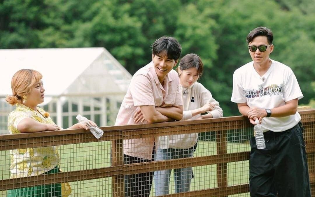 韓國版由朴娜勑（左起）、李昇基、庭沼珉、李瑞鎮擔任幼兒園老師，節目深受好評。（愛奇藝提供）