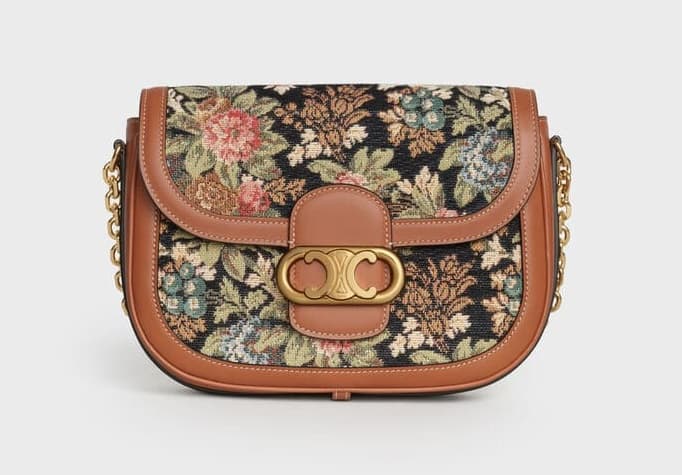 CHAIN MAILLON TRIOMPHE復古緹花與天然小牛皮中型肩背包，NT$89,000。（CELINE提供）