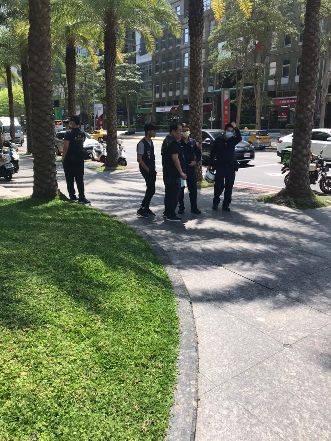 謝和弦大鬧八大電視台，驚動4名警察到場處理。讀者提供