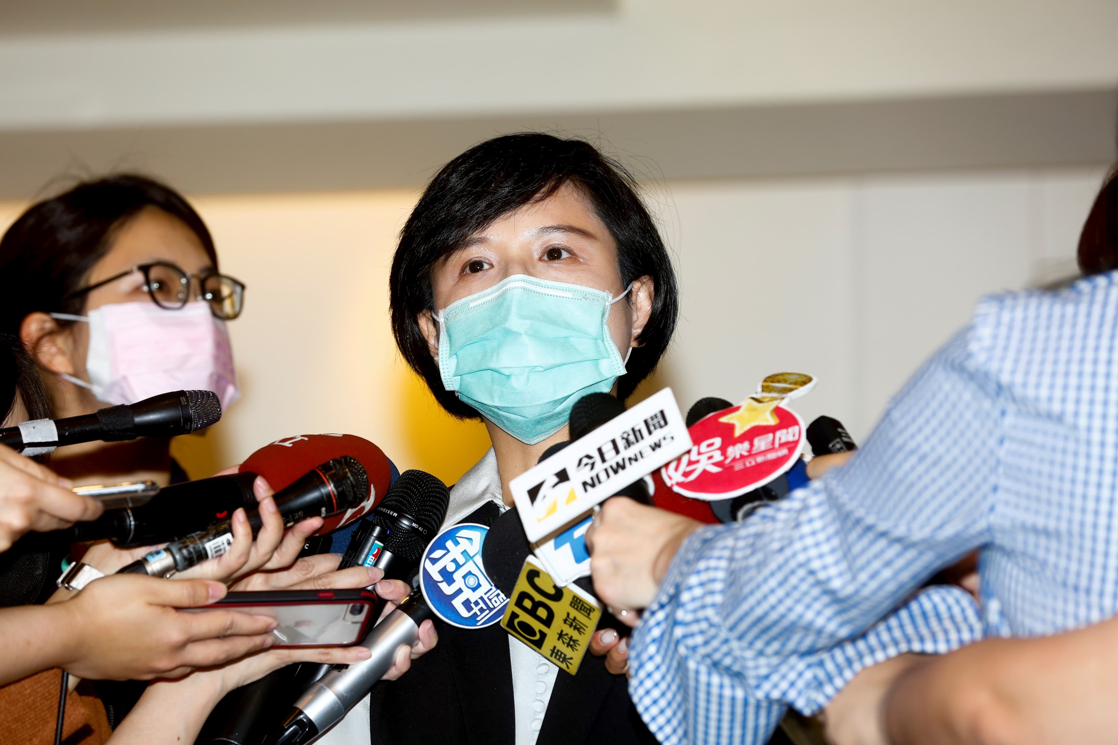 文化部長鄭麗君前去劉真靈堂弔唁致意。