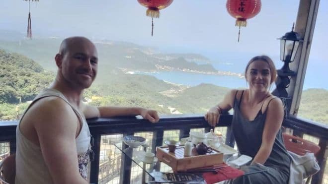 一對外國籍情侶入境台灣，被要求進行居家檢疫，孰料其女母親向媒體投訴環境如監獄。（翻攝自BBC官網）